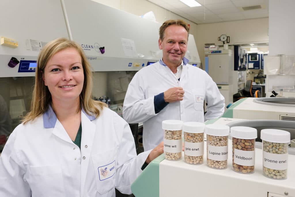 Renate Akkerman en Paul Vos doen onderzoek naar de eiwitkwaliteit van plantaardige gewassen. Foto: Jan Willem van Vliet