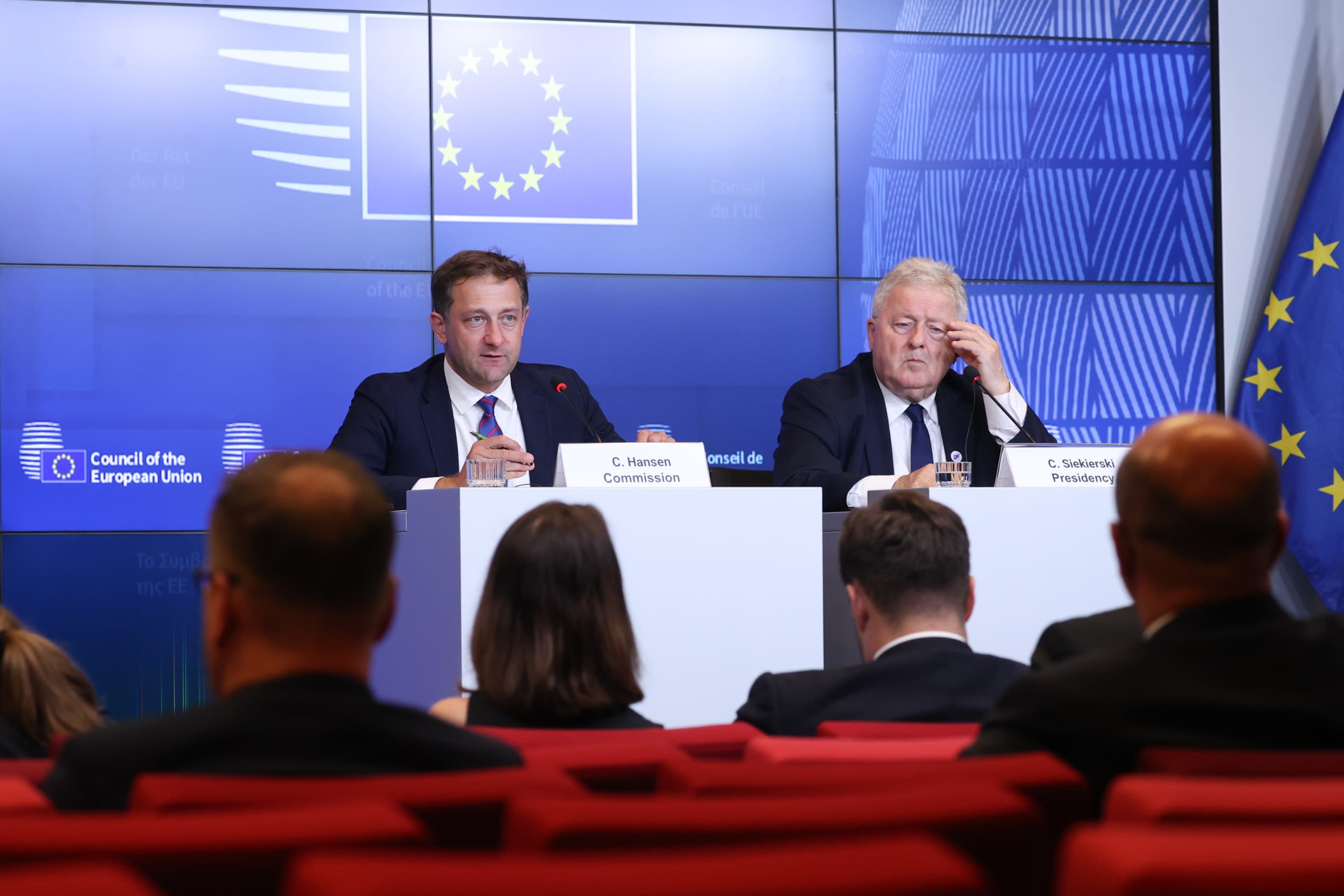 Europees landbouwcommissaris Christophe Hansen (links) en de Poolse landbouwminister Czesław Siekierski tijdens de persconferentie na afloop van de raad van landbouwministers. Foto: Europese Unie
