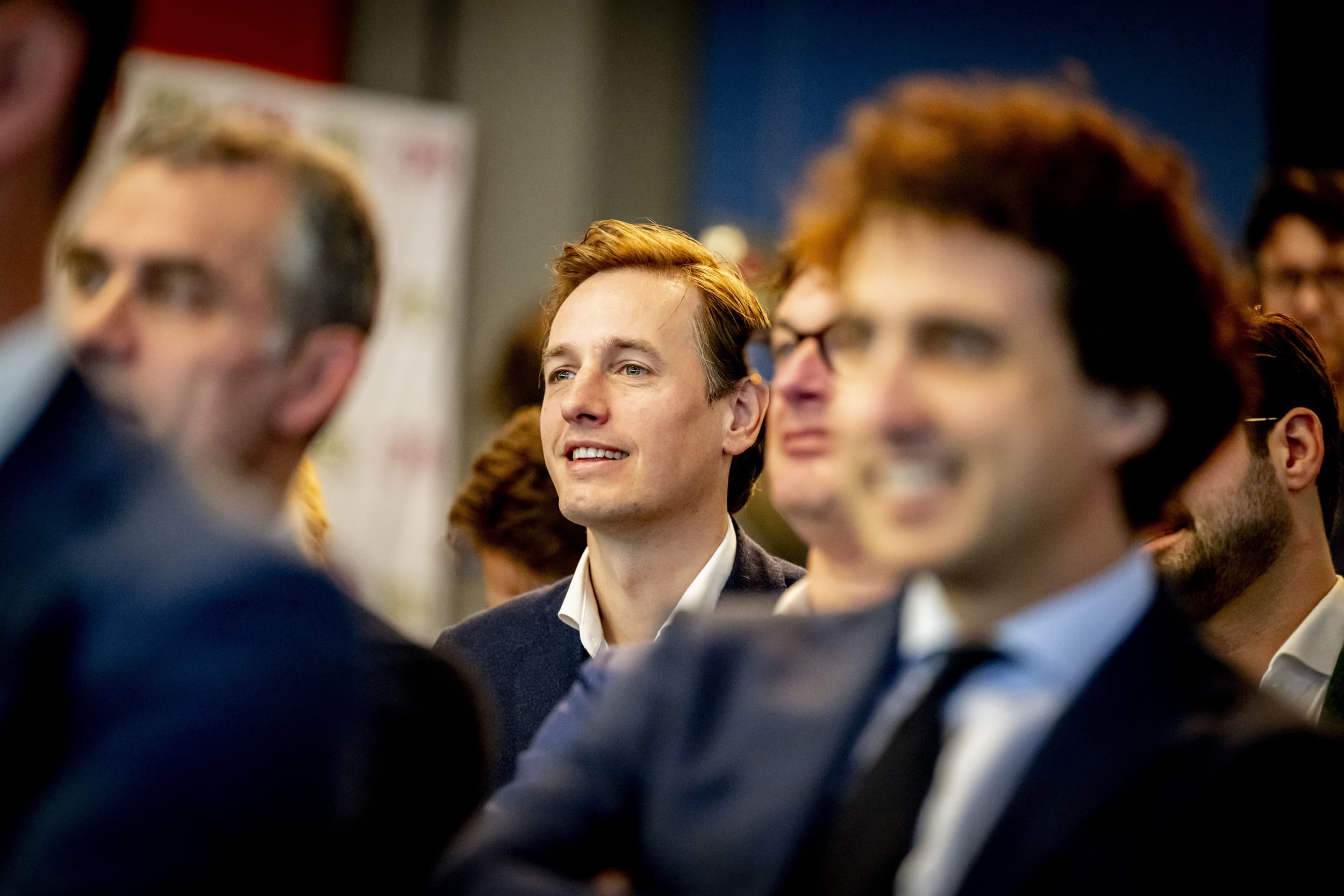 Laurens Dassen (m.) van Volt wil dat Nederlandse boeren emigreren, terwijl Jesse Klaver (r.) van GroenLinks de veestapel wil verkleinen. Foto: ANP