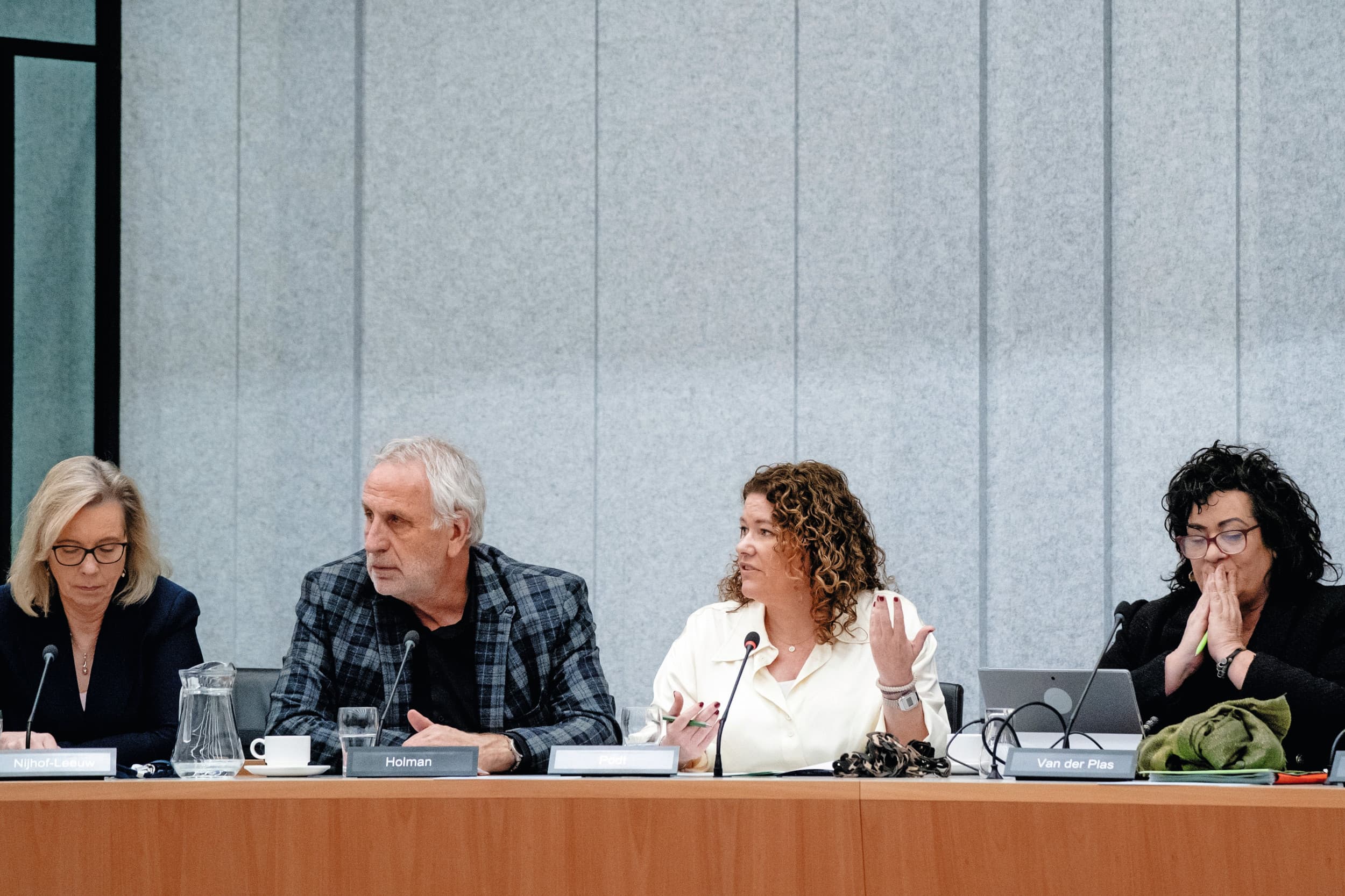 Jeanet Nijhof-Leeuw (PVV), links) tijdens een commissiedebat in de Tweede Kamer met naast haar Harm Holman (NSC) en geheel rechts Caroline van der Plas (BBB). Tussen hen in Anne-Marijke Podt (D66). Foto: ANP