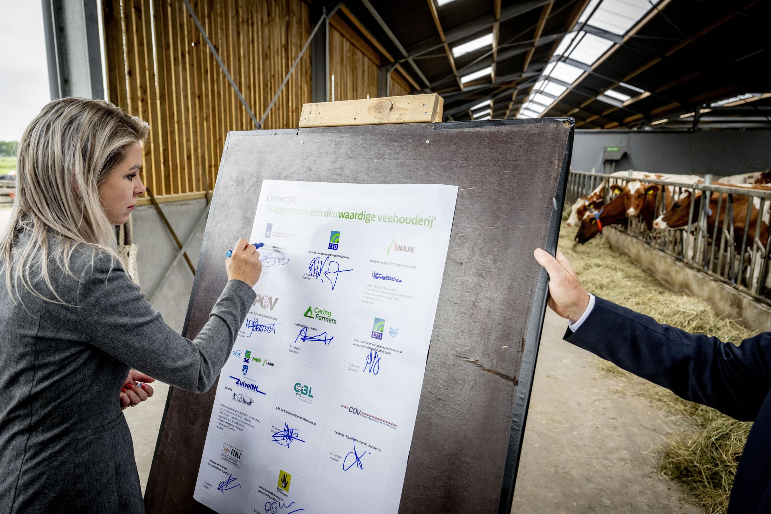 Demissionair minister Femke Wiersma (Landbouw, Visserij, Voedselzekerheid en Natuur) ondertekent een convenant over dierwaardige veehouderij. Wiersma bracht een werkbezoek aan een melkveebedrijf. Foto: ANP