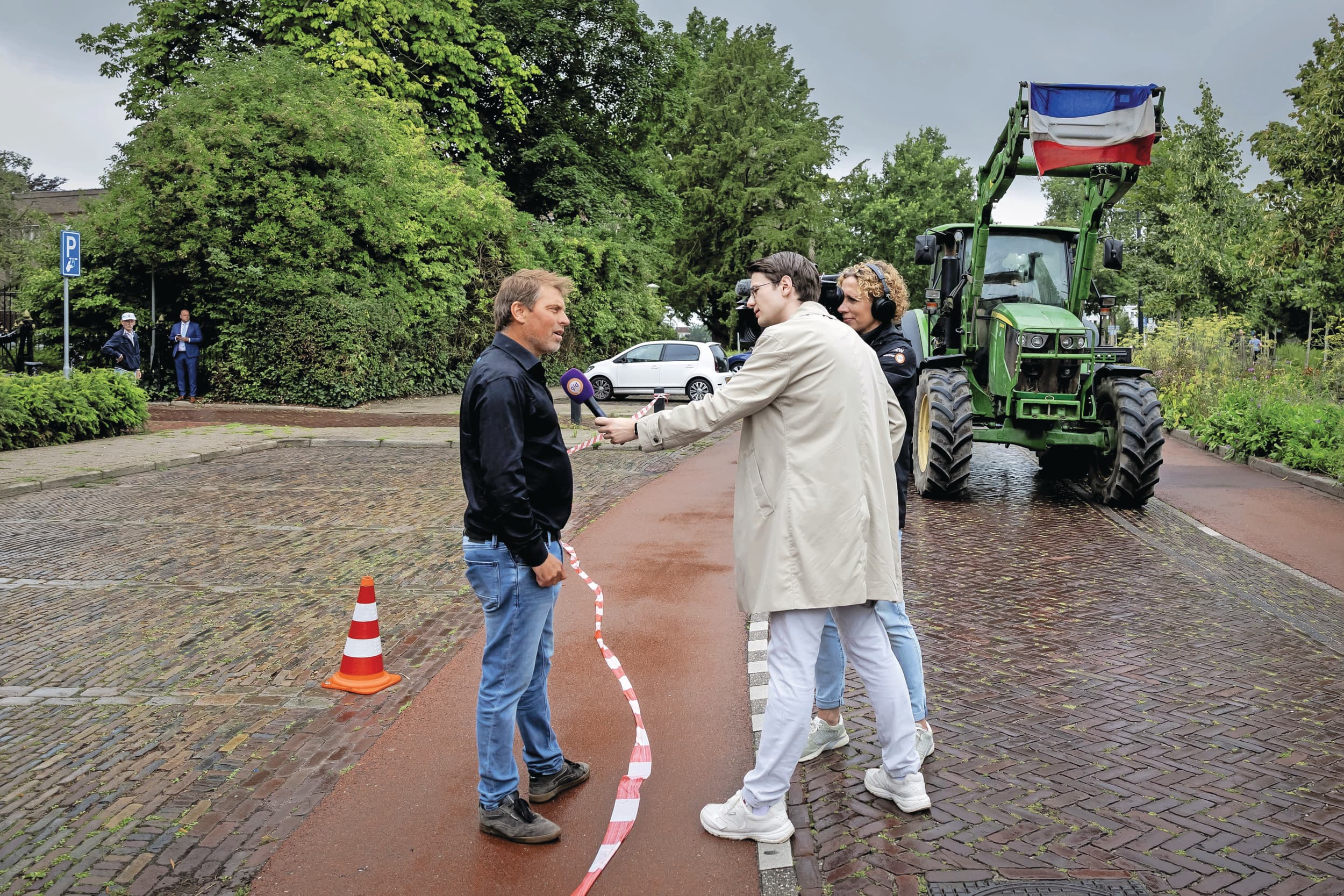 FDF-voorman Mark van den Oever arriveert bij de rechtbank in Zutphen voor het kort geding tegen de Staat over legalisering van PAS-melders. Foto: ANP