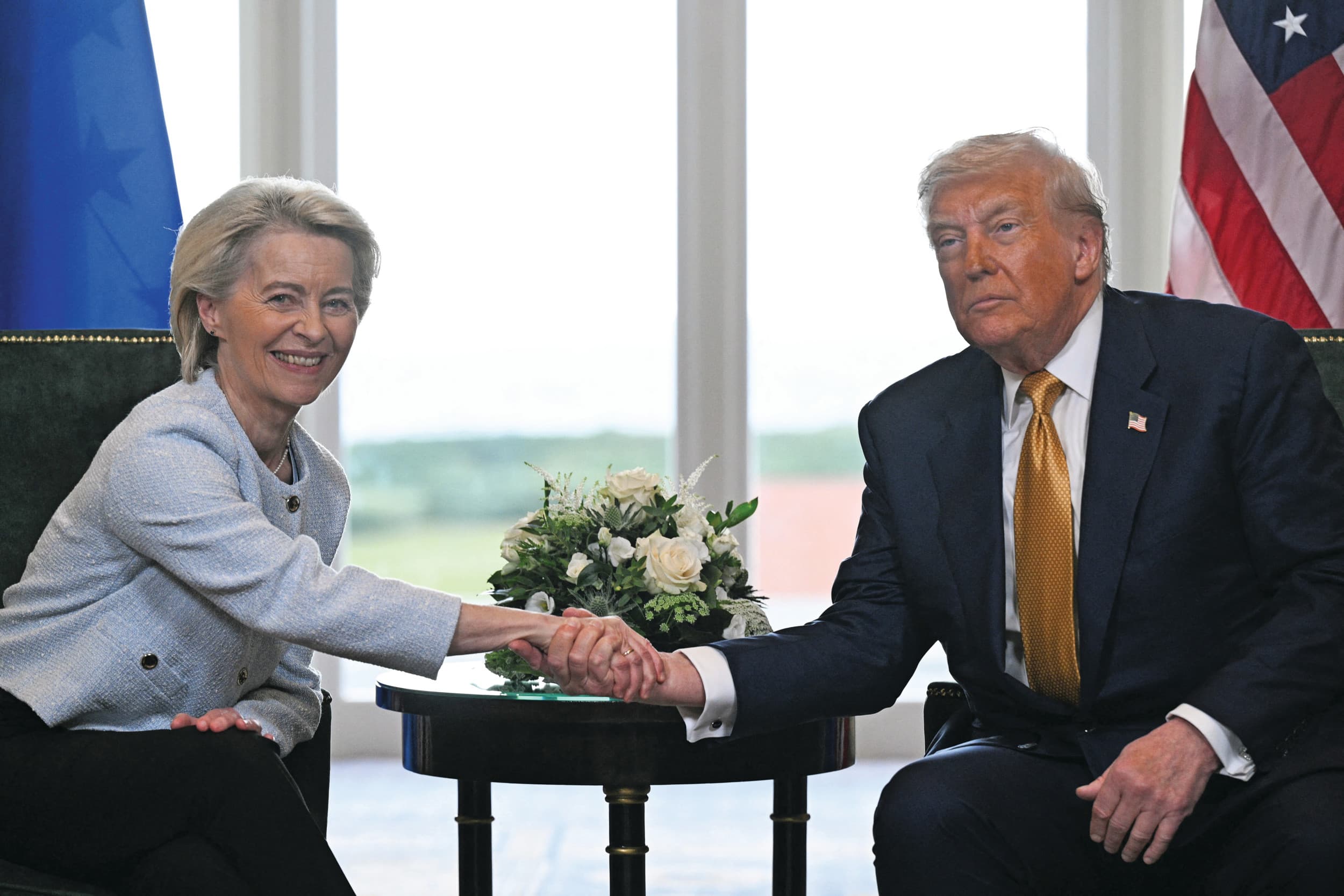 Ursula von der Leyen en Donald Trump schudden de hand op 27 juli naar aanleiding van de gesloten handelsdeal. Foto: ANP
