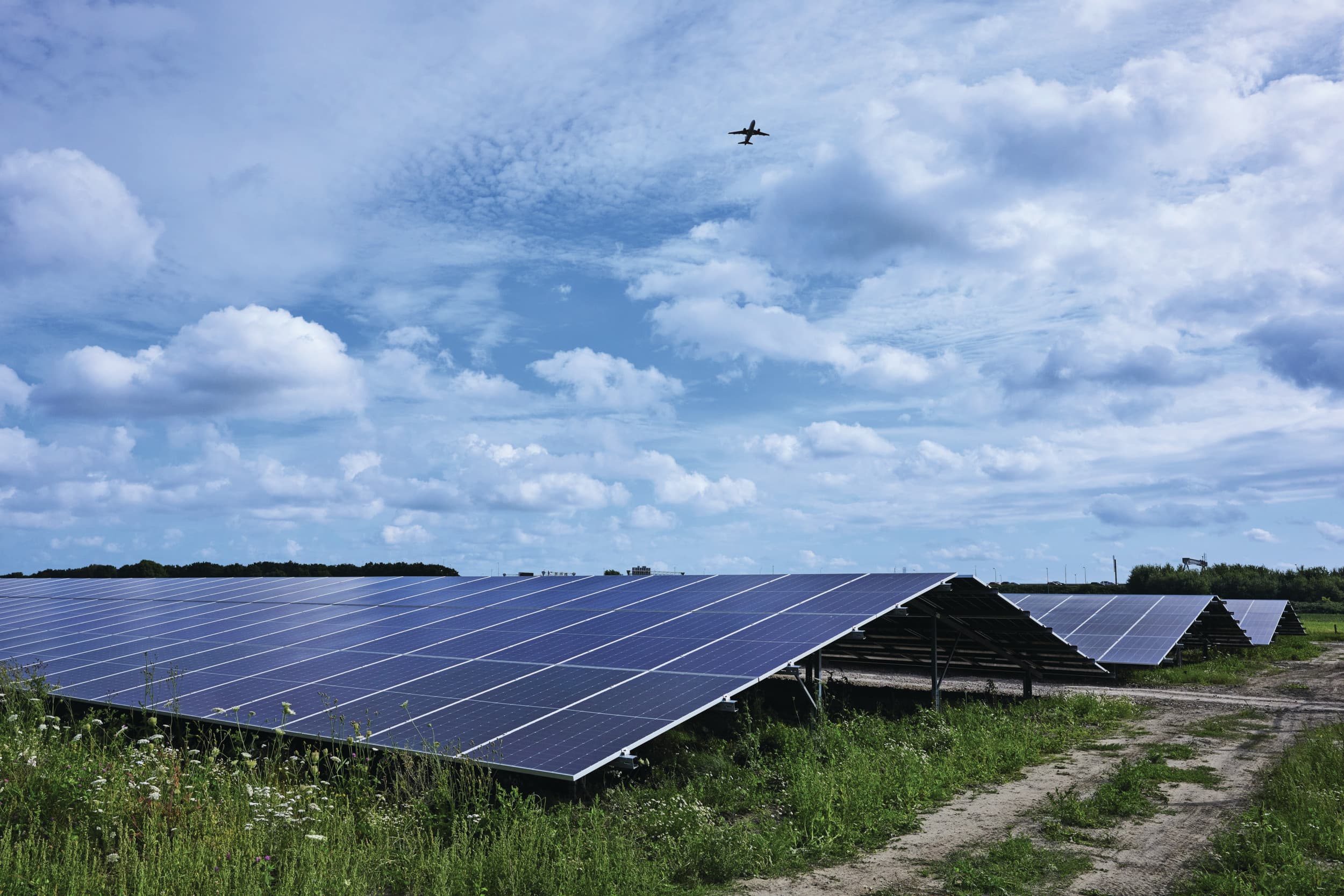 De bijna 230.000 panelen van zonnepark bij Zwanenburg worden tijdelijk weggehaald en voorzien van een coating. Foto: ANP