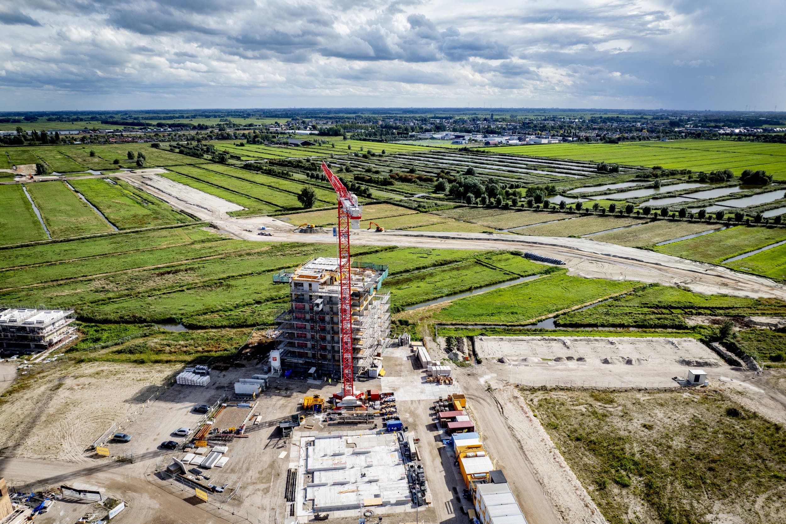 Nieuwbouwwijk in aanbouw in Gouda. Columnist Hans Luijerink stelt dat woningbouw naast landbouw en voedselzekerheid moet kunnen bestaan. Foto: ANP