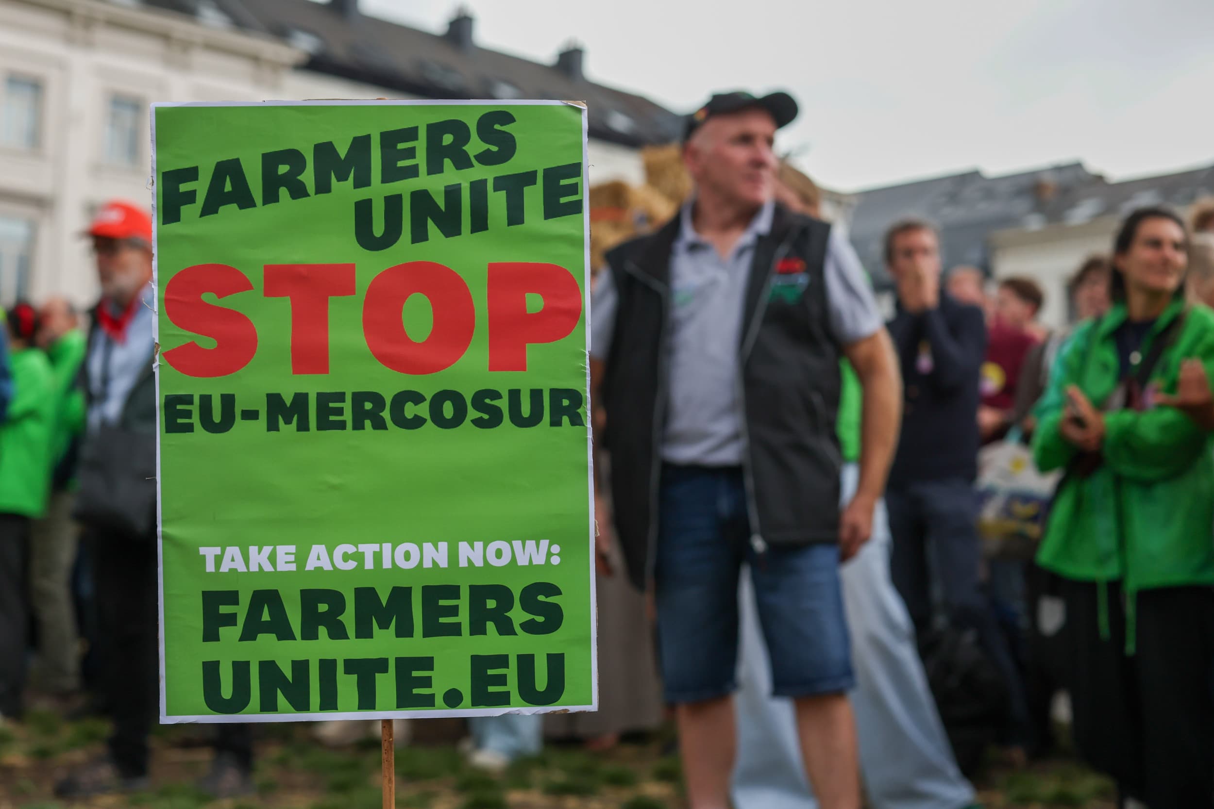 Boeren en ngo’s protesteren tegen het EU-Mercosur-handelsakkoord bij het Europees Parlement in Brussel. De demonstranten vrezen negatieve gevolgen voor de Europese landbouw. Uit onderzoek van Wageningen UR blijkt echter dat de impact voor Nederlandse boeren beperkt blijft. Foto: ANP/EPA