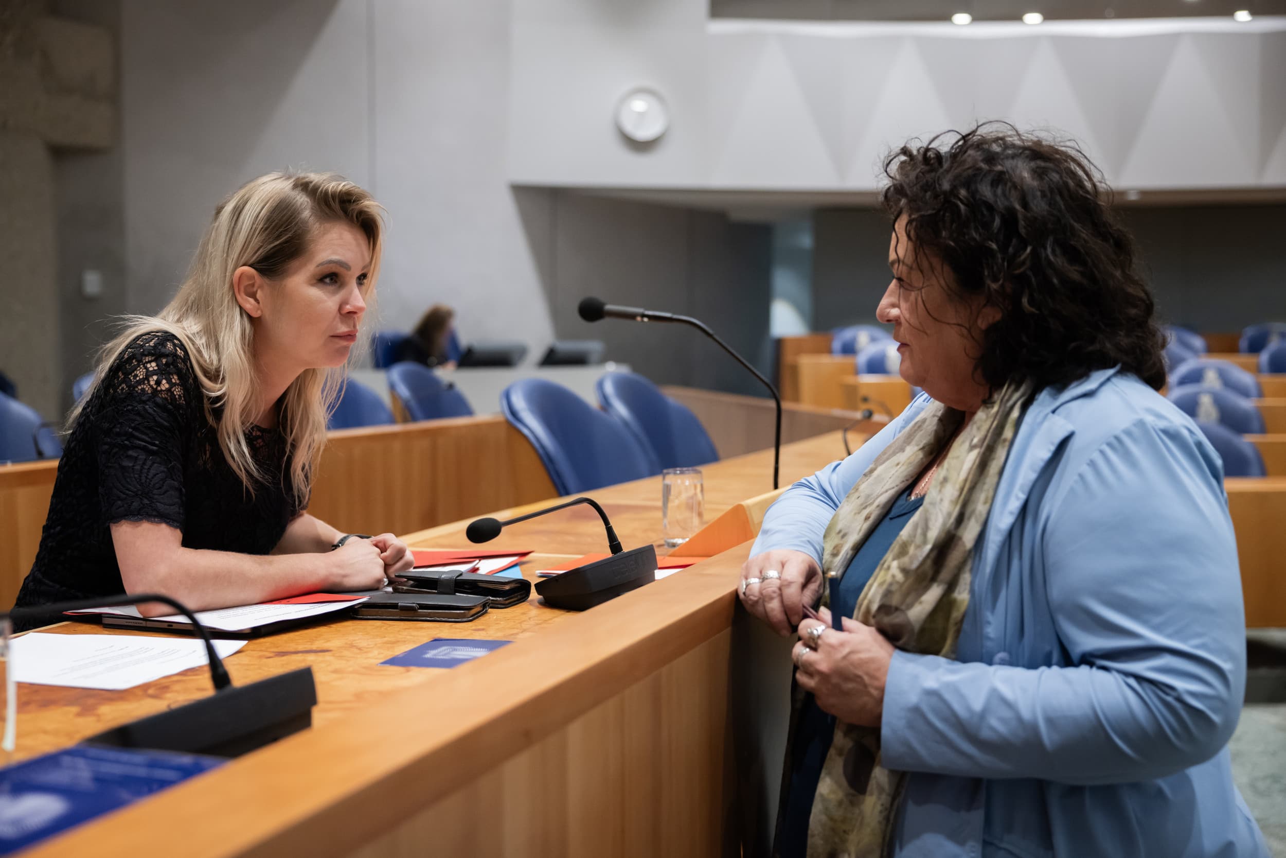 Demissionair minister Femke Wiersma (Landbouw, Visserij, Voedselzekerheid en Natuur) en Caroline van der Plas tijdens een debat in de Tweede Kamer over de wijziging van de Omgevingswet. Foto: ANP