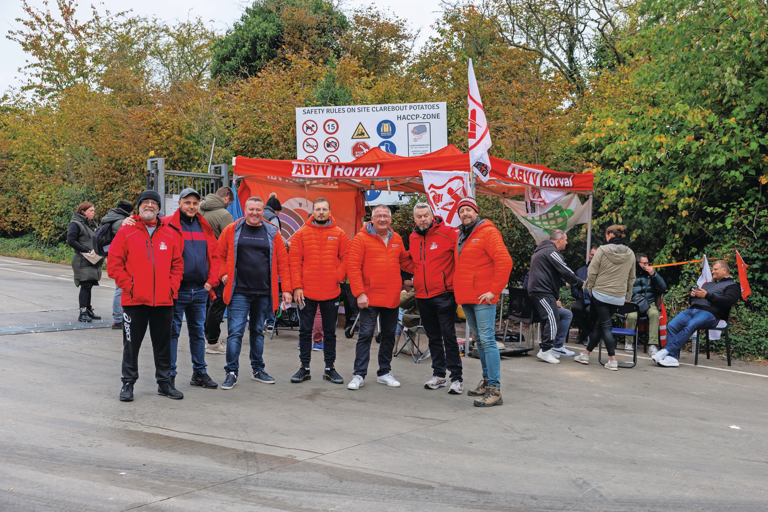 Stakers bij de vestiging van Clarebout in Heuvelland (B). De staking duurt al meer dan een week, maar steeds meer medewerkers zouden nu weer aan de slag gaan. Foto: ANP/Belga