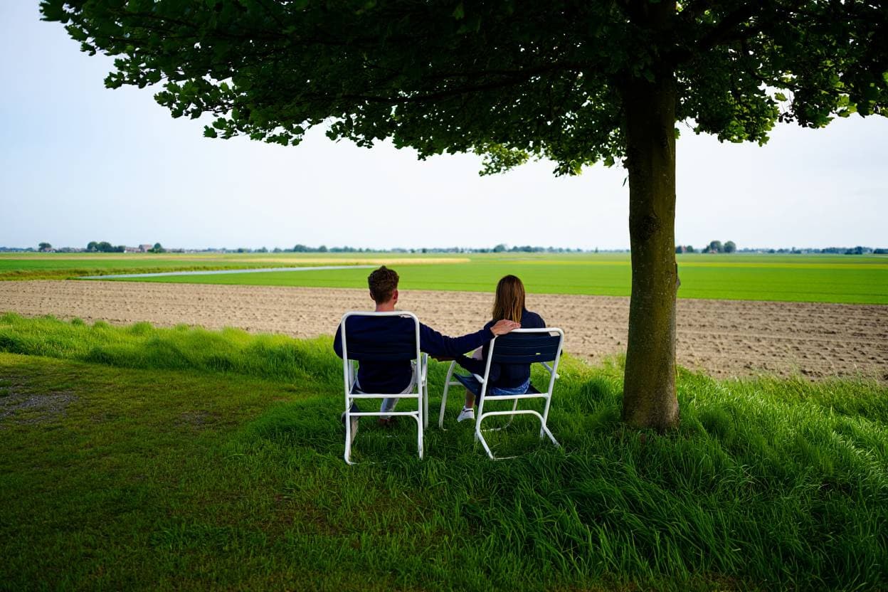 Steeds meer krijgt ontspanning een plek in het leven op de boerderij. Foto: Deze afbeelding is met behulp van AI gemaakt (Reve.art)
