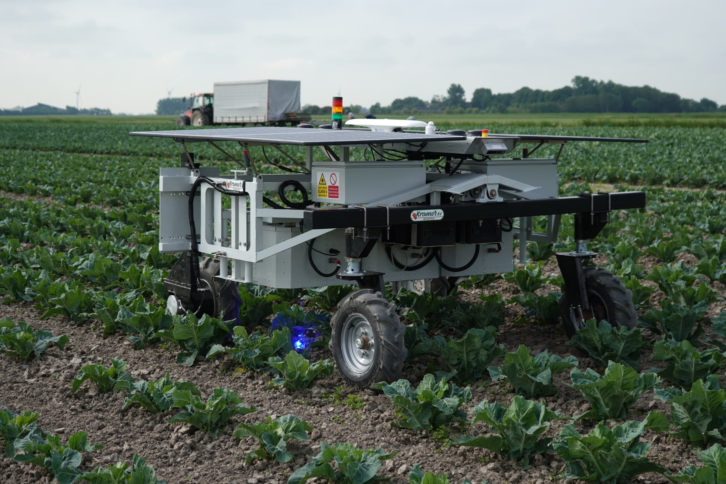 Veldrobot Earth Rover bestrijdt het onkruid met behulp van een geconcentreerde lichtbundel, op de foto te zien als blauwe stippen. Met dit licht wordt het onkruid gekookt. Hierdoor gaan de cellen kapot en sterft het onkruid af. Foto’s: Lucas van de Weijer