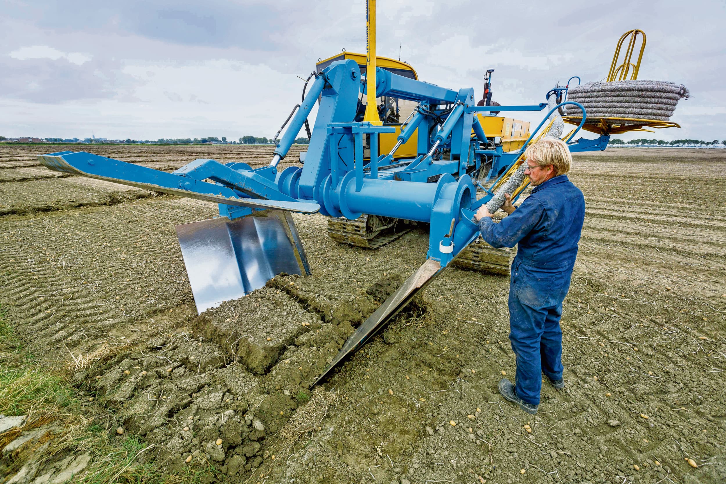 Aanleg van drainage. Voor het aanleggen van regelbare drainage is in provincie Zeeland subsidie beschikbaar. Foto: Fred Libochant