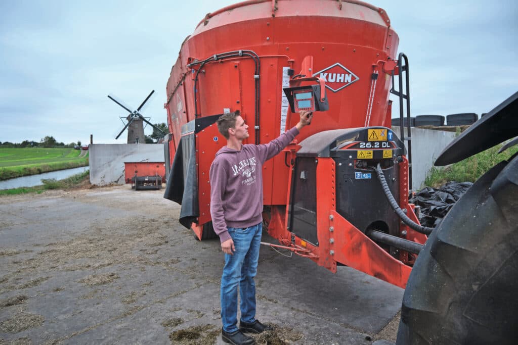 Alles afstellen om ruwvoer te mengen. Als hij een miljoen zou winnen, dan zou Pascal wel grond bij willen kopen om ook eigen krachtvoer te telen. 'Dat is toch waar de overheid naartoe wil.'