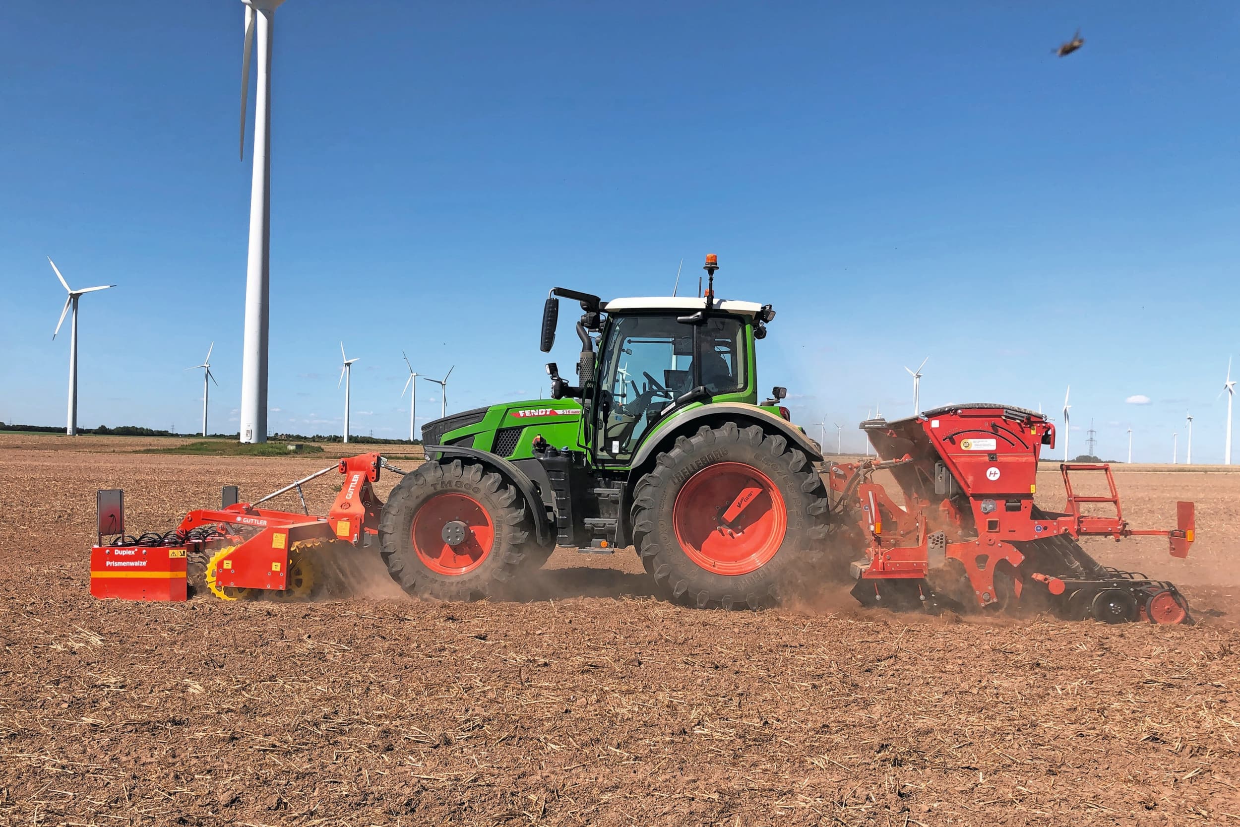 De huidige serie wordt in het eerste kwartaal van 2026 vervangen door deze vierde generatie. Bij Fendt noemen ze dat ‘Gen 4’. Boerderij mocht vorige week al een proefrit maken in Duitsland met deze Gen 4. De nieuwe 500-serie is, op de bediening na, onderhuids bijna helemaal veranderd en lijkt nu sterk op de Fendt Vario 600 die eind 2023 werd voorgesteld. Foto's: Bas van Hattum