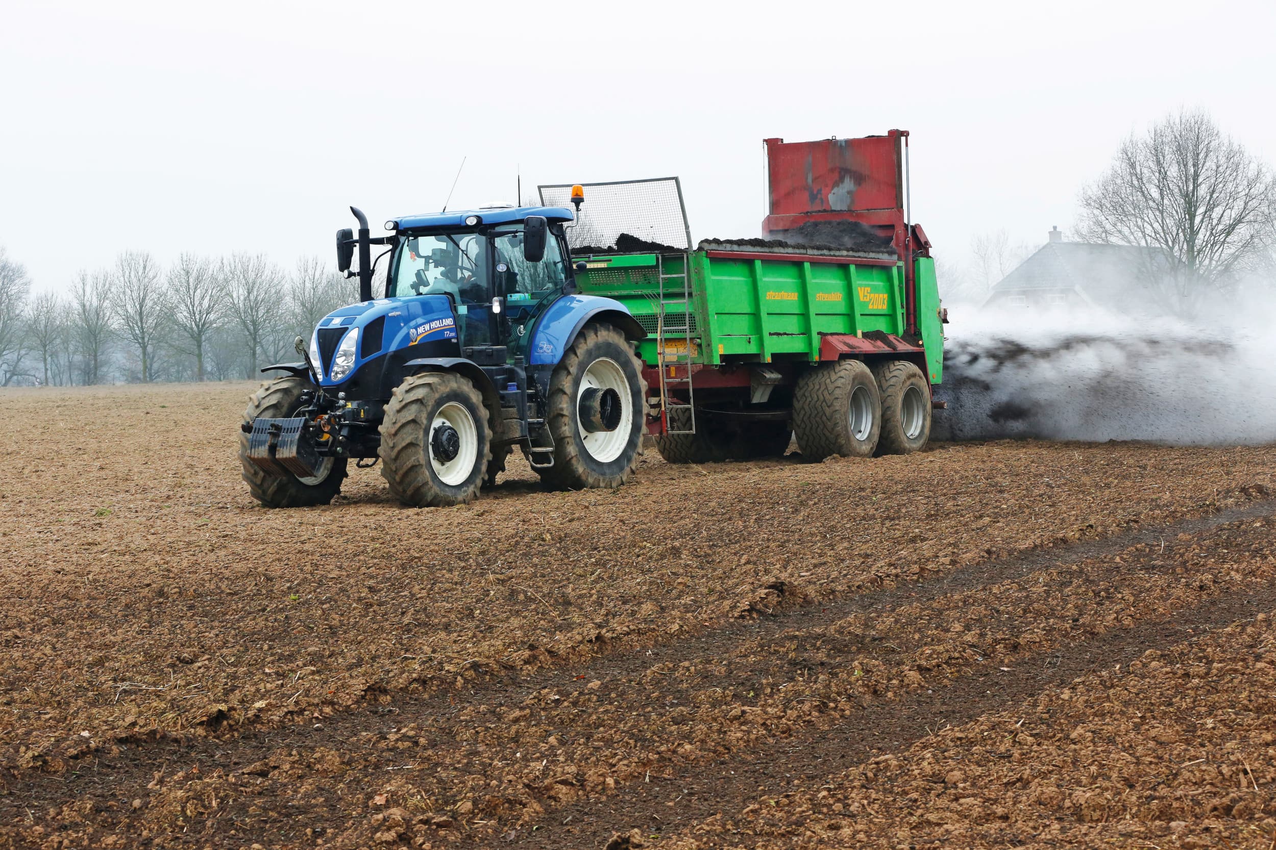 In de praktijk is het jaarlijks opbrengen van compost met 2% biochar een goede strategie voor stabiele koolstofopslag in de bodem. "De combinatie compost en biochar heeft aangetoonde meerwaarde als bodemverbeteraar en koolstofopslag”, zegt Rian Visser, onderzoeker van TNO. Foto: Henk Riswick