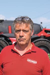 Adriaan Sandee (60) is eigenaar van Sandee Akkerbouw bv van de Holding Sandee. Hij draait het akkerbouw- en loonwerkbedrijf samen met zijn zoon Arjen (28) en zijn schoonzoon Gjalt Cazemier (33). Er zijn 13 vaste medewerkers en Sandee huurt extra hulp tijdens piekarbeid.