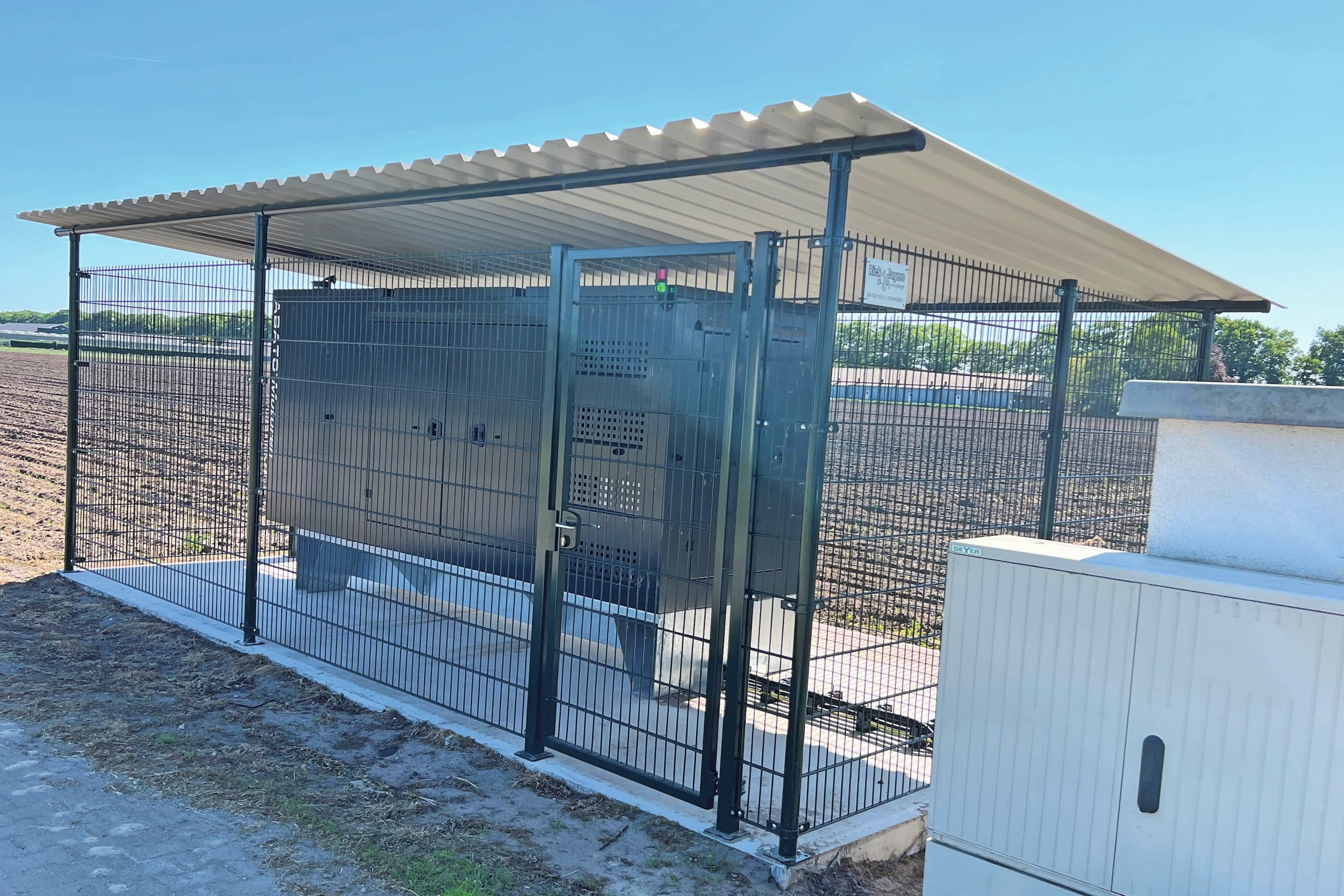 Voor pluimveehouders is het een fijne gedachte als zij weten dat hun noodstroomvoorziening werkt als het erop aankomt. Dat zorgt voor bedrijfszekerheid en rust en voorkomt eventuele problemen, ook met de verzekeraar. Foto: Abato Motoren