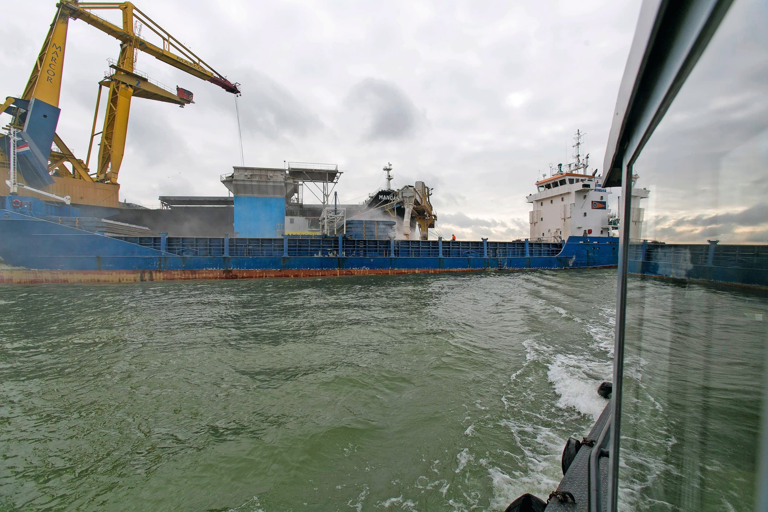 Overslag van mais. Nederland is de tweede exporteur van land- en tuinbouwproducten indien uitgedrukt in geld. Liefst een derde deel daarvan is de verdienste van het Rotterdams havenbedrijf dat wederuitvoer mogelijk maakt. Foto: Roel Dijkstra