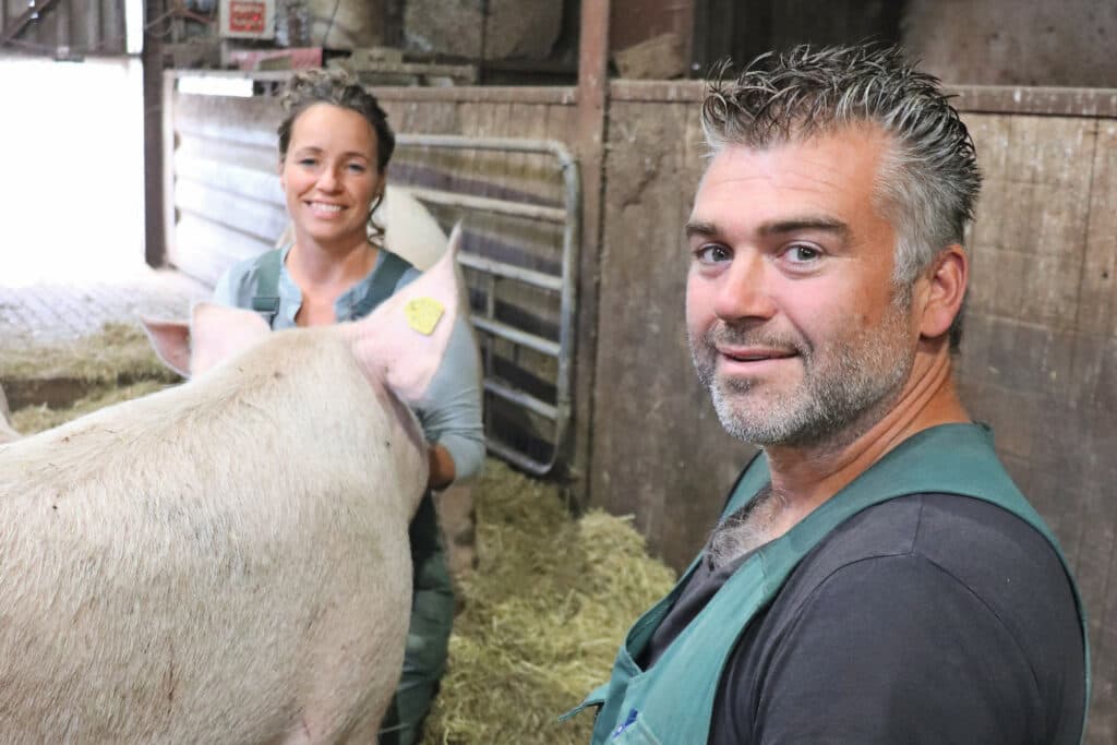 Jarno (42) en Heleen (34) van den Berg runnen een biologisch varkensbedrijf op de Veluwe, in Vaassen. Ze hebben 50 zeugen, 130 speenbiggenplaatsen en 400 vleesvarkensplaatsen.