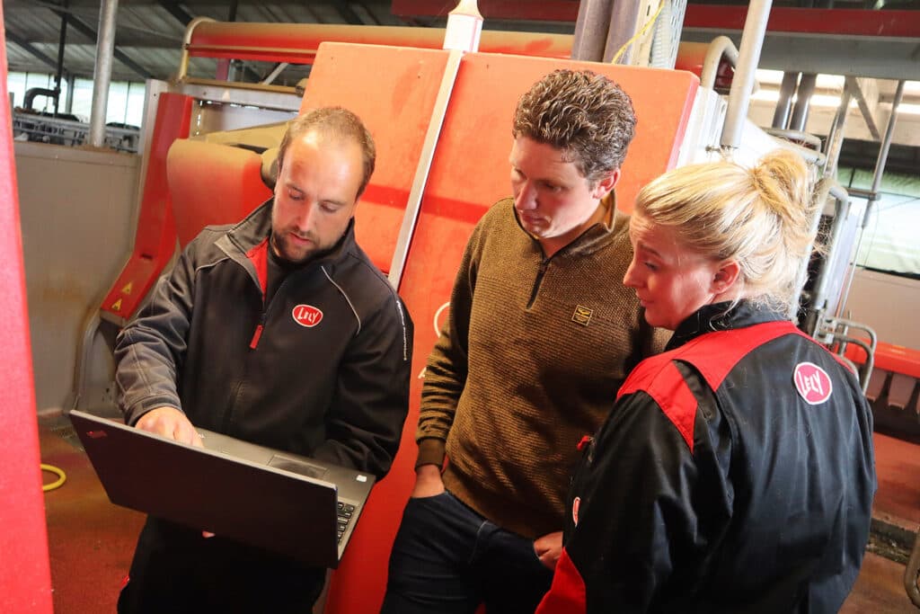 Jasper en Lisa Spanninga en Lely Product Specialist Wienan Kobes (links).