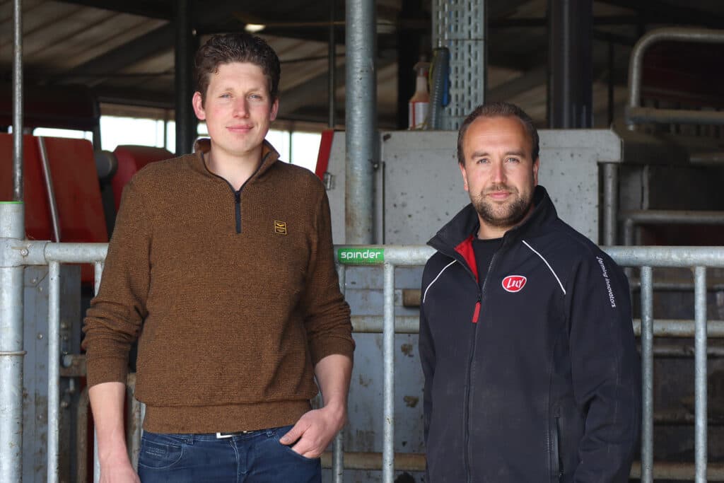 Jasper Spanninga en Lely Product Specialist Wienan Kobes (rechts).
