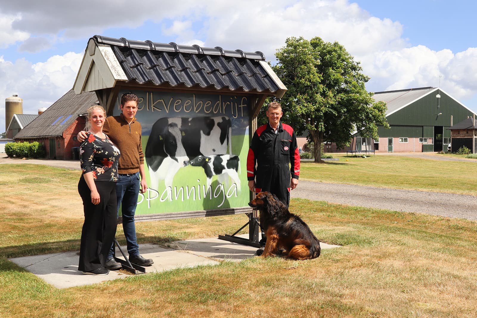 Lisa en Jasper Spanninga (links) runnen de boerderij samen met de ouders van Jasper in het Friese Fochteloo. Foto's: Lely