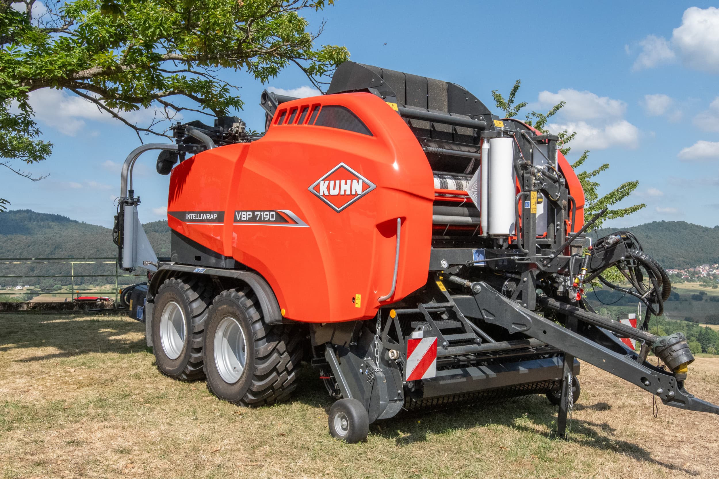 De nieuwe Opticut 33-snijrotor wordt voorlopig alléén geïntroduceerd op de Kuhn VBP 7100-serie variabele perswikkelcombinaties. Foto's: Jacco van Erkelens