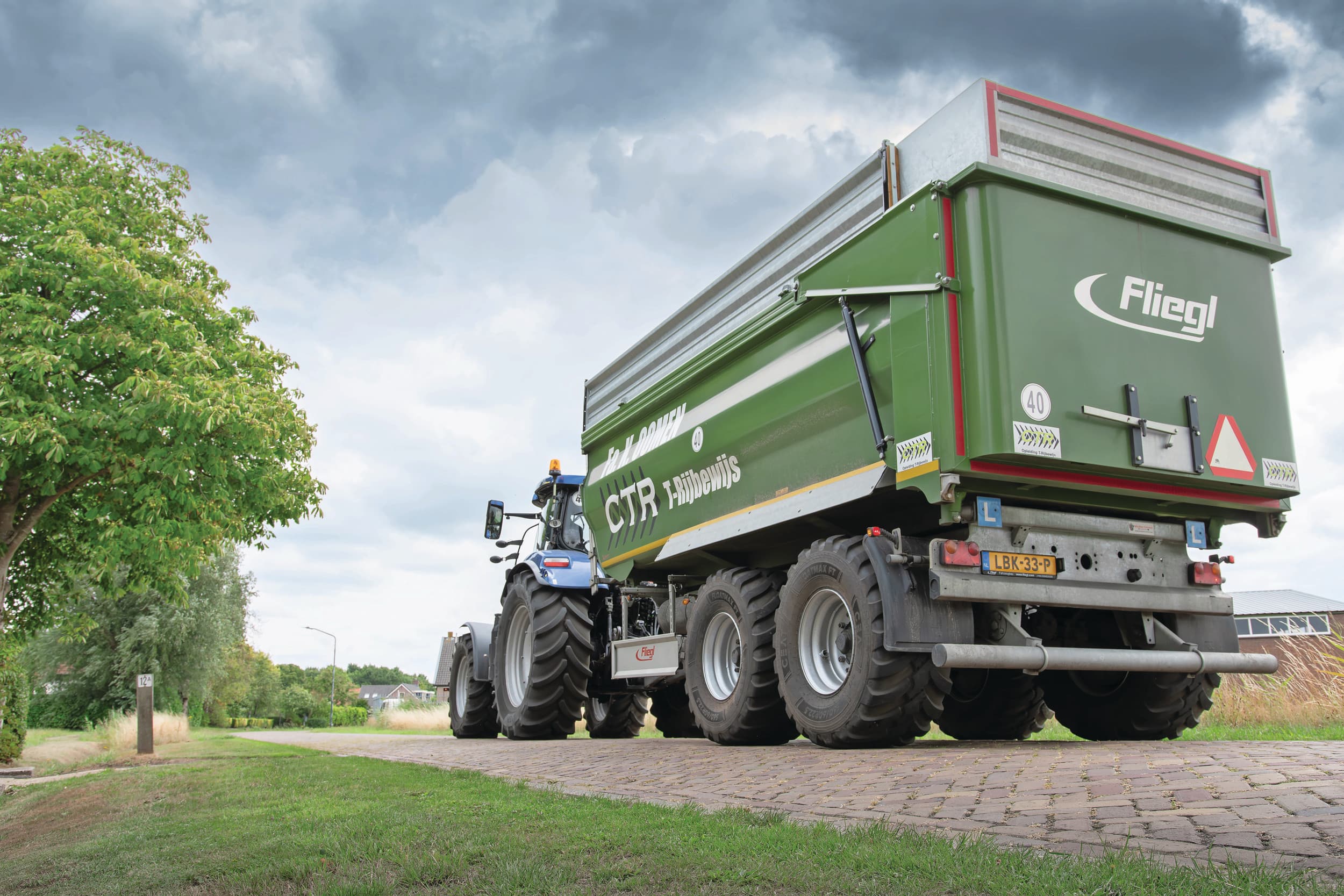 Kees Oomen, eigenaar van CTR T-rijbewijs in Etten-Leur (N.-Br.) en Baak (Gld.), merkte door vragen van klanten dat buitenlandse werknemers mogelijk onbewust strafbaar gebruikmaken van de openbare weg met een landbouwvoertuig, omdat ze sinds deze zomer niet meer in bezit zijn van het juiste rijbewijs. Foto's: Jacco van Erkelens