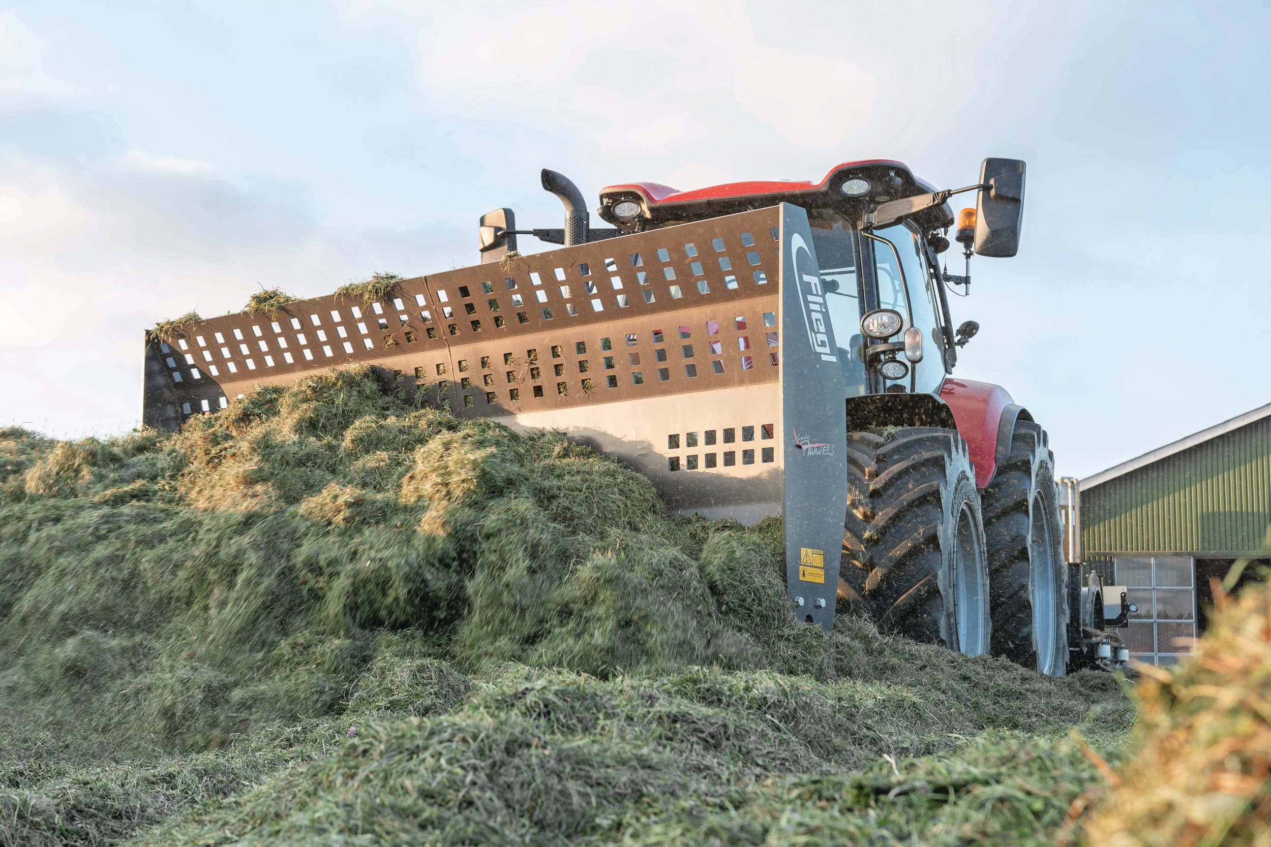 Fliegl belooft met zijn rotorschuif een combi-machine te bieden die zowel gras als mais kan verdelen. Deze belofte testen we in de vierde snede bij het inkuilen van gras met een opraapwagen die theoretisch zo'n 35 millimeter lang snijdt. En dat gaat boven verwachting. Foto's: Jacco van Erkelens