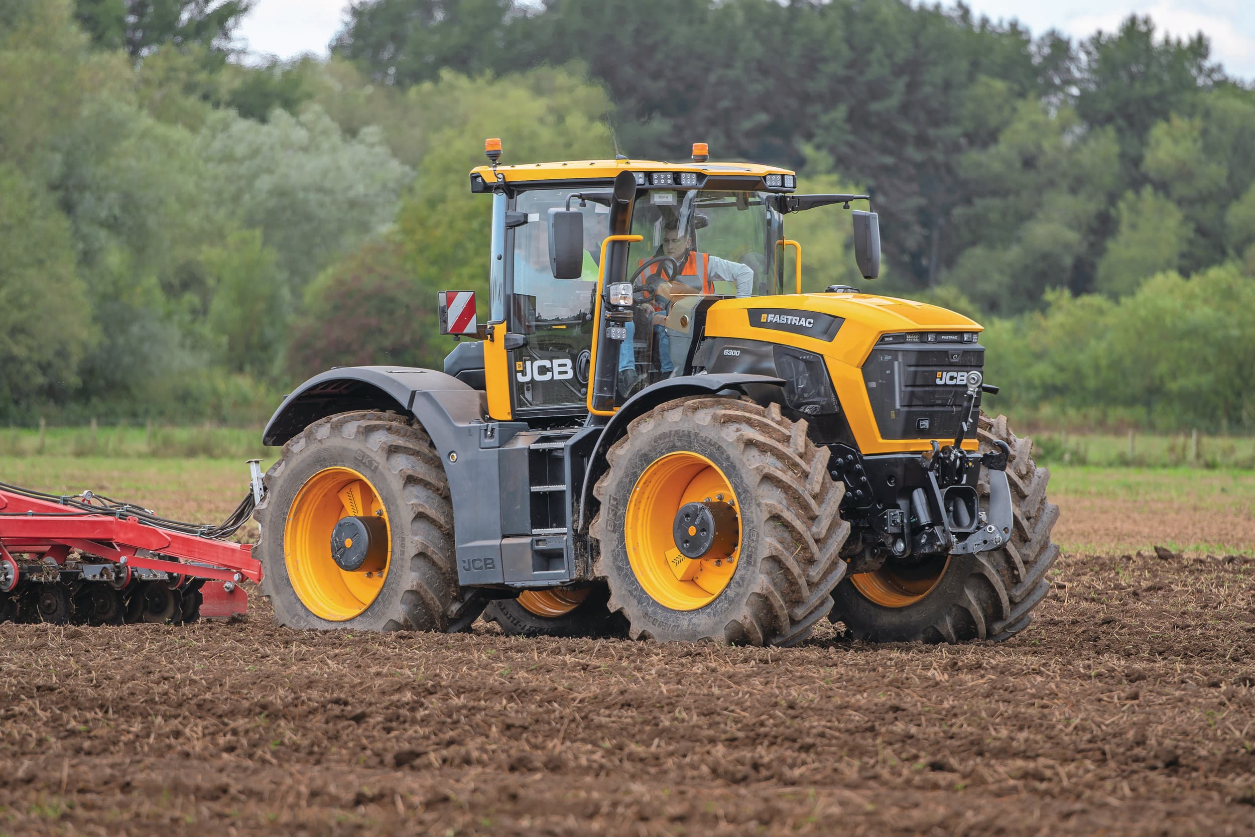 De JCB Fastrac 6300 is het topmodel van de 6000-serie. Deze past tussen de huidige 4000- en 8000-serie in. Naast dit model met maximaal 335 pk is er ook nog een 6260 met maximaal 284 pk. Foto's: Jacco van Erkelens