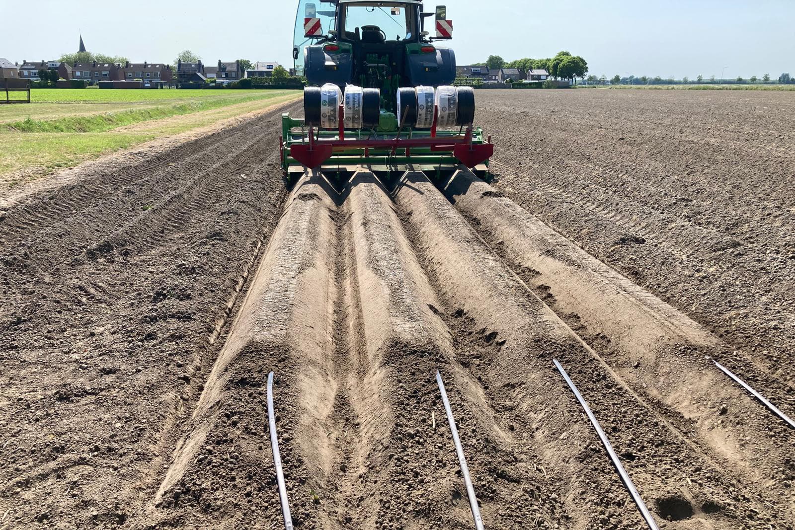 Het leggen van de slangen tijdens het aanfrezen.Foto's: Van Iperen