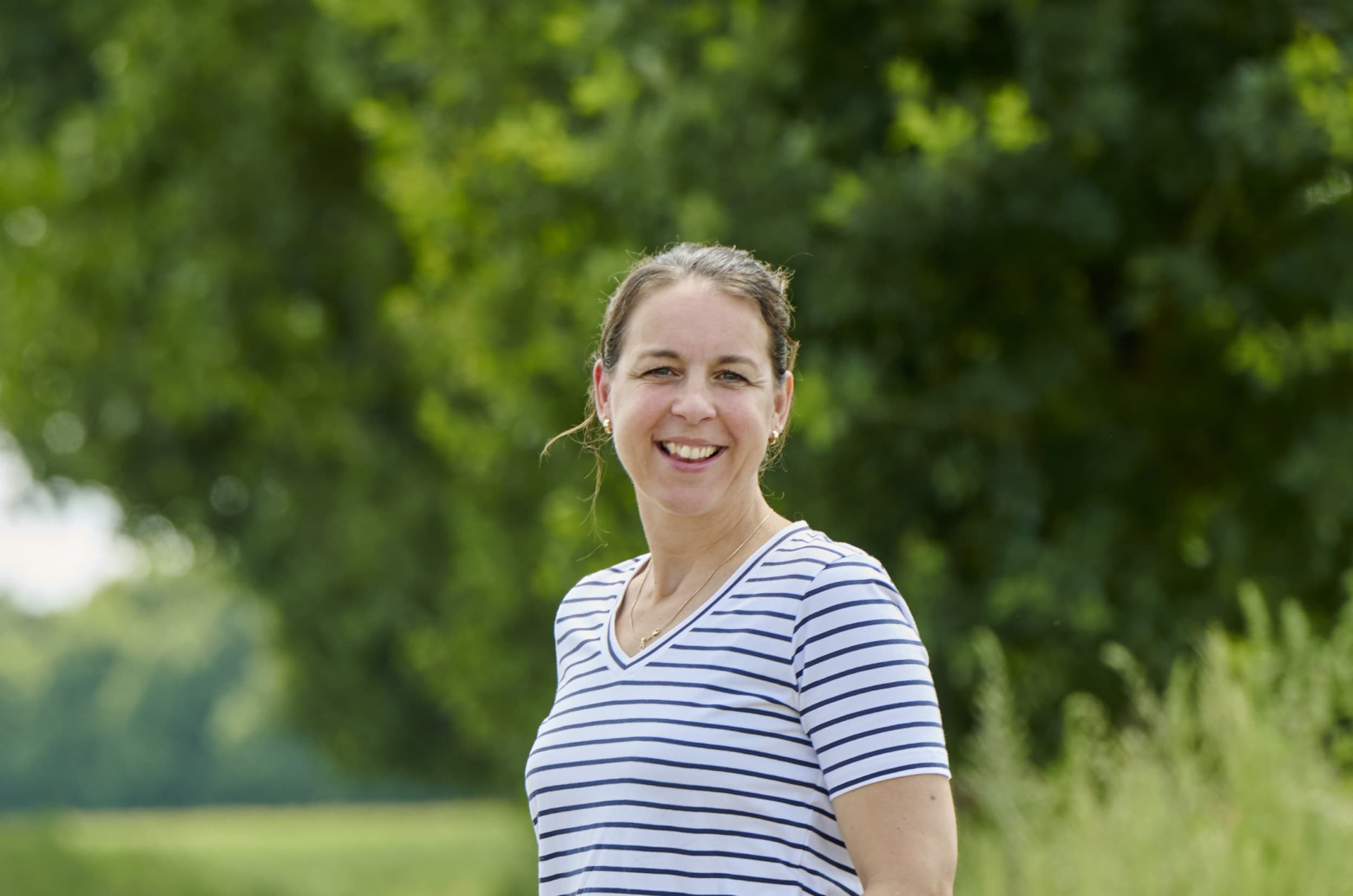 Dineke Rietveld is Kennismakelaar Pluimveehouderij. Ze heeft een passie voor coachen en opleiden en voelt zich thuis in de pluimveesector. Foto: Van Assendelft Fotografie