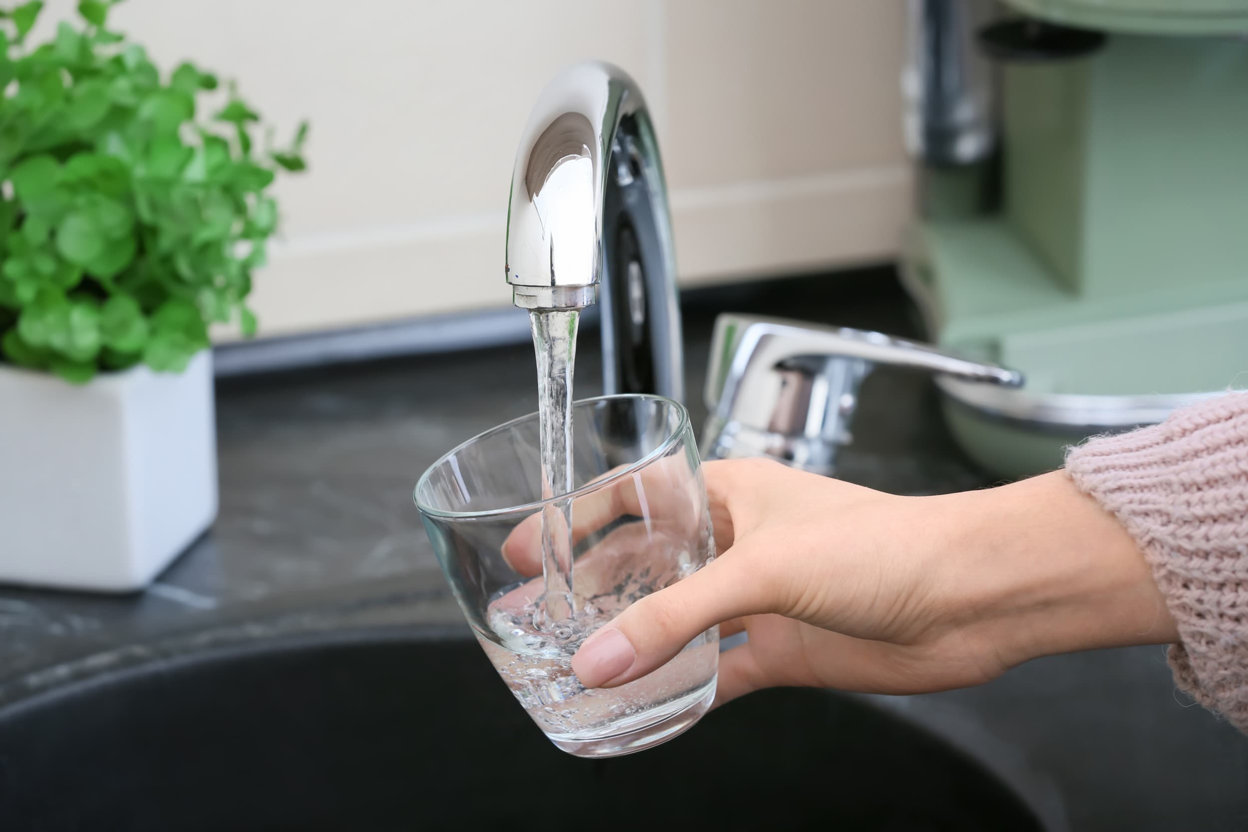 Thuis drink je water uit de kraan. In Nederland is ons kraanwater van topkwaliteit en heel goedkoop. Foto: Canva/pixelshot