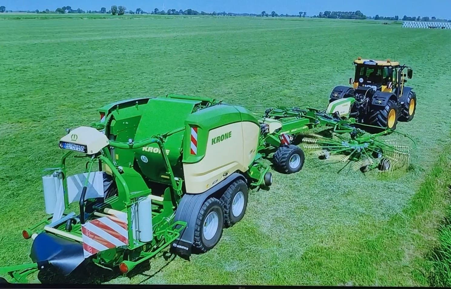 De Duitse machinefabrikant Krone introduceert een opmerkelijk concept, genaamd BaleTrain. Een perswikkelcombinatie is gekoppeld aan een dubbele hark. Zo wordt harken en persen in één werkgang gecombineerd. Foto’s: Krone
