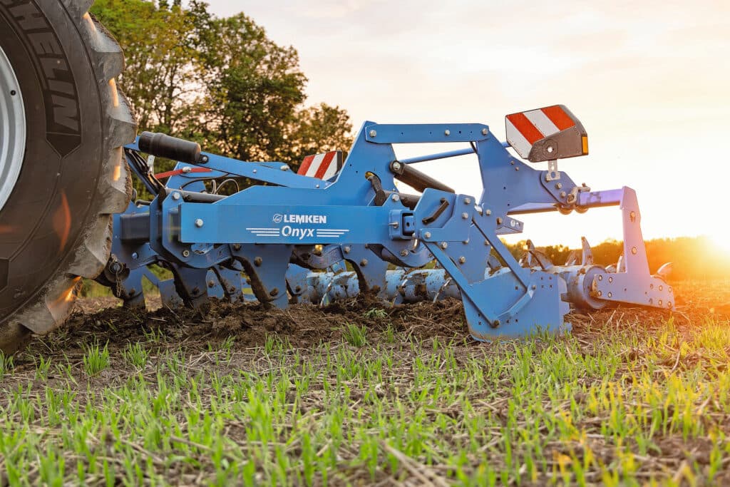 De Lemken Onyx verschijnt in 2026 in beperkte oplage in twee starre uitvoeringen: de MR/300 met 3 meter werkbreedte en de MR/400 met 4 meter werkbreedte.