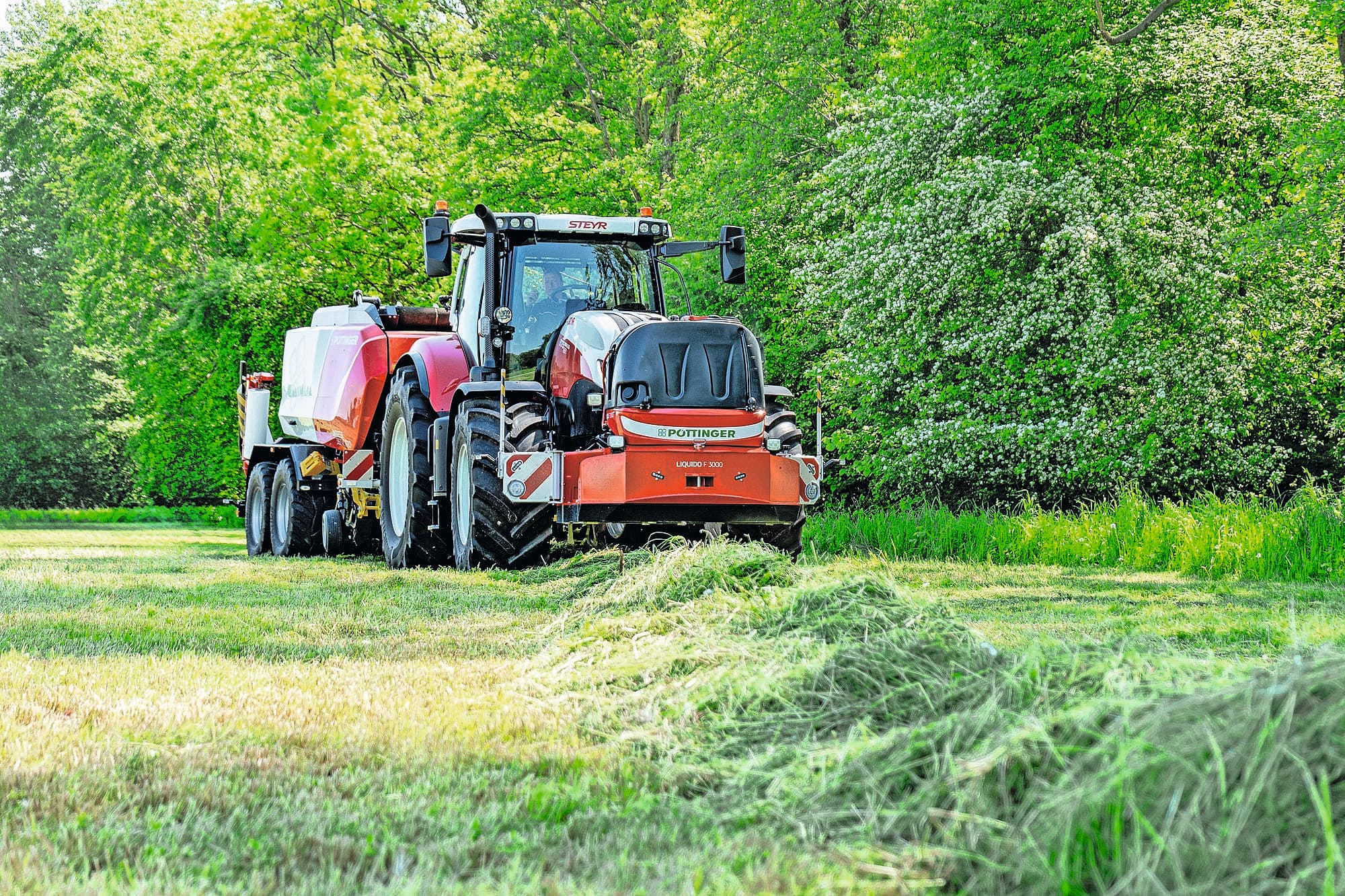 Pöttinger introduceert de Liquido F-fronttank, bedoeld voor het nauwkeurig doseren van kuiltoevoegmiddelen. De twee varianten zijn model F 2000 met twee sproeiers en model F 3000 dat beschikt over vier sproeiers, waarvan er twee automatisch inschakelen. Foto: Pöttinger