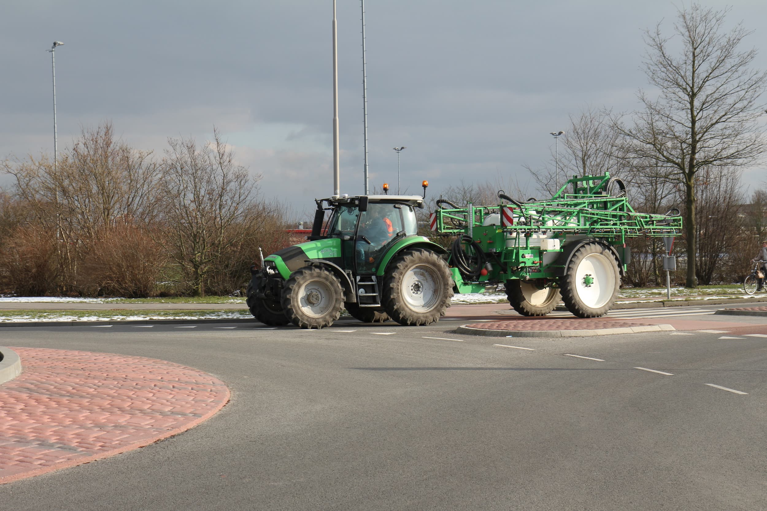 Op 1 juli stopt de overgangsregeling voor het mogen besturen van een trekker met alleen een B-rijbewijs. Foto: Matthijs Verhagen