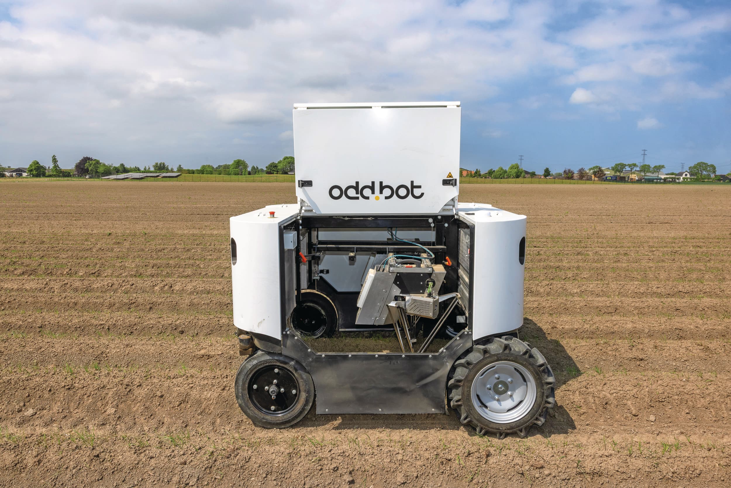 Onkruidbestrijding met robots. Op basis van onkruidherkenning via camera's en AI worden onkruiden verwijderd. Het werk gaat efficiënter, maar dat kost veel rekenkracht. Foto: Peter Roek