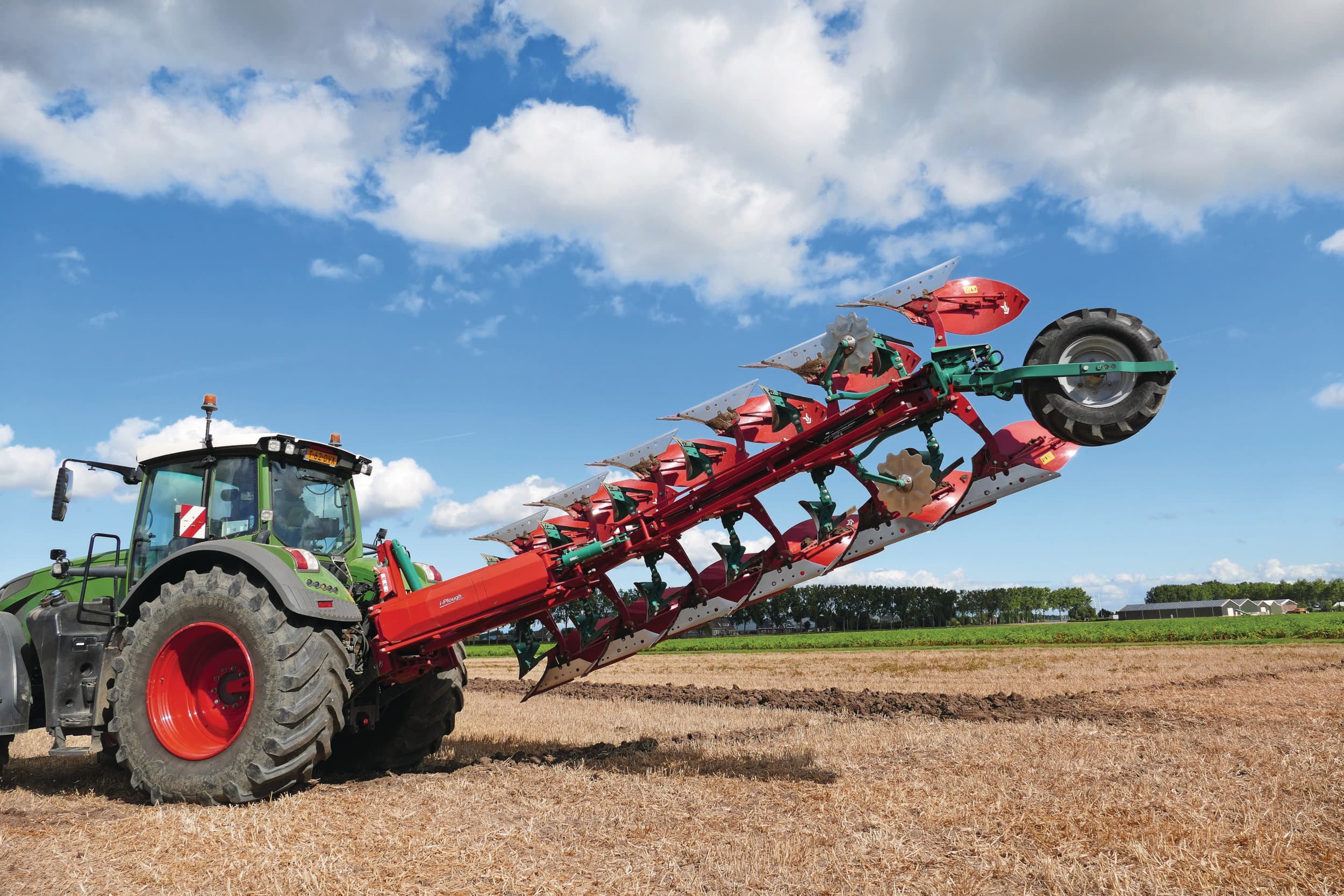 De 3400B i-plough van Kverneland is Isobus-bediend. Met één druk op de knop is de machine om te zetten van in-de-voor- naar onlandploegen. Foto's: Martin Smits