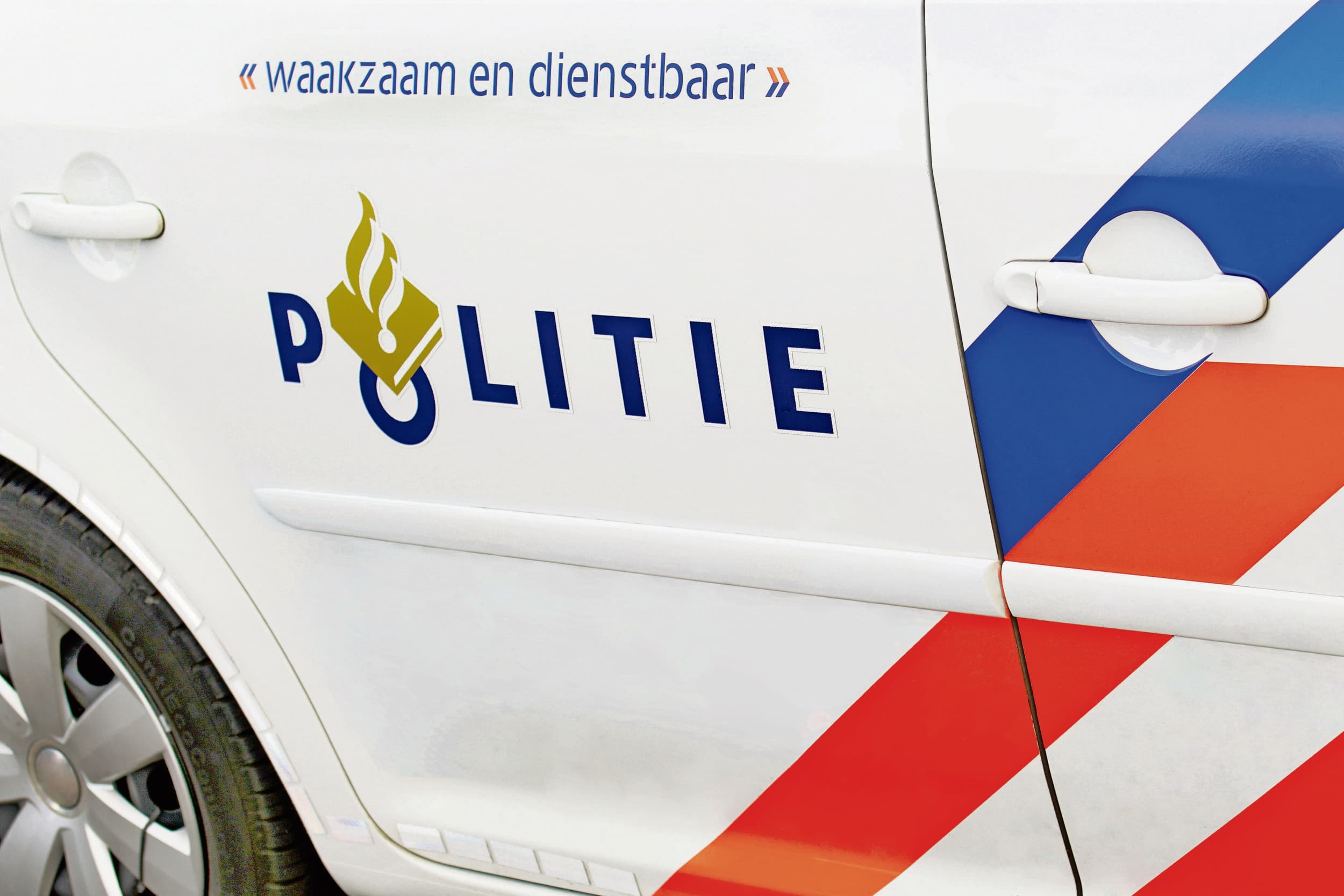 In verband met een brand bij een pluimveeslachterij in Blokker zoekt de politie naar een beige schoudertas. Foto: Canva/Pliene