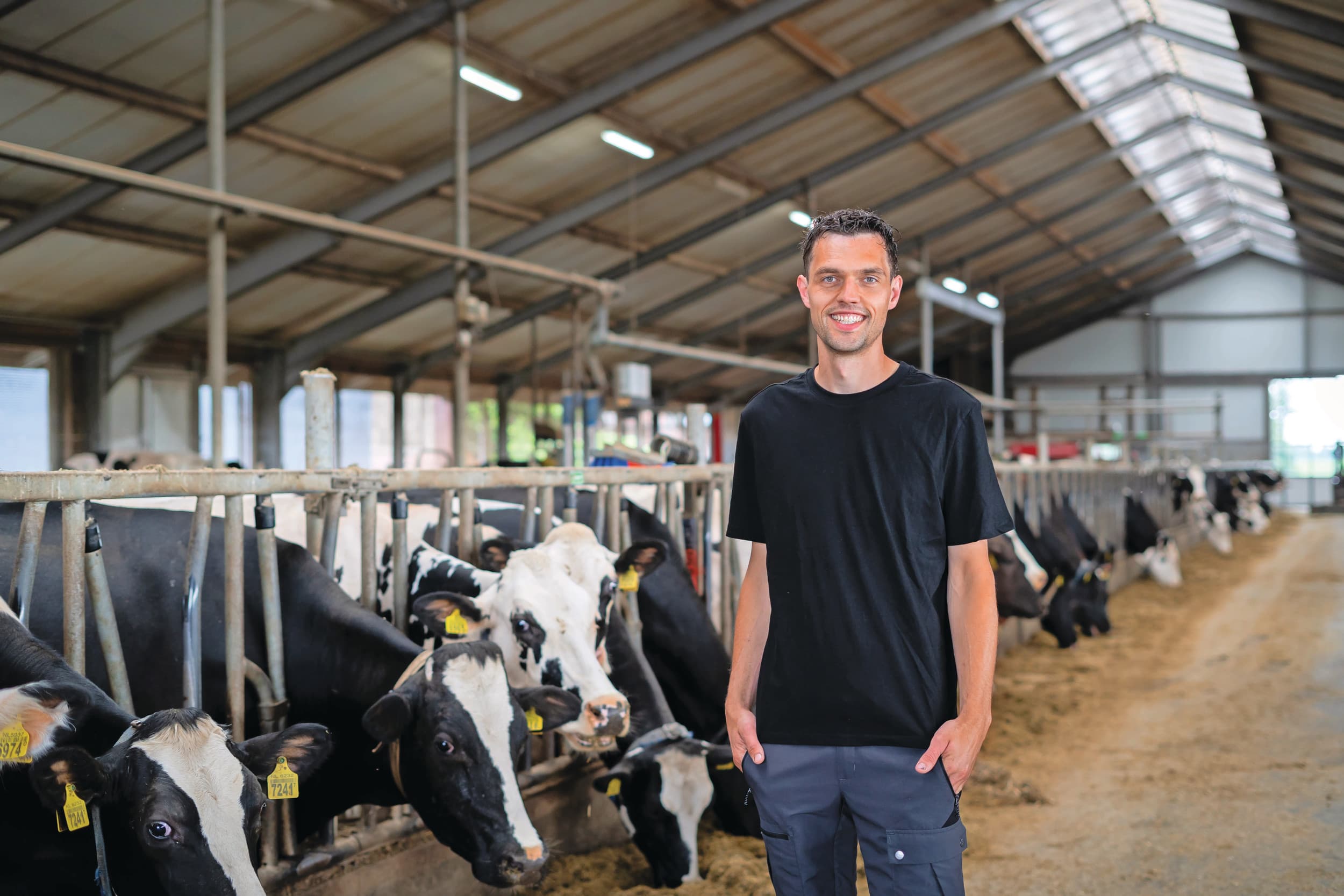 Roelof Smeenge (31) woont in Lieveren (Dr.). Samen met zijn ouders heeft hij een bedrijf met 135 melkkoeien op 70 ha. Er zijn ook nog 15 vleesstieren en 5 ha suikerbieten. Foto's: Andrea van Schaik