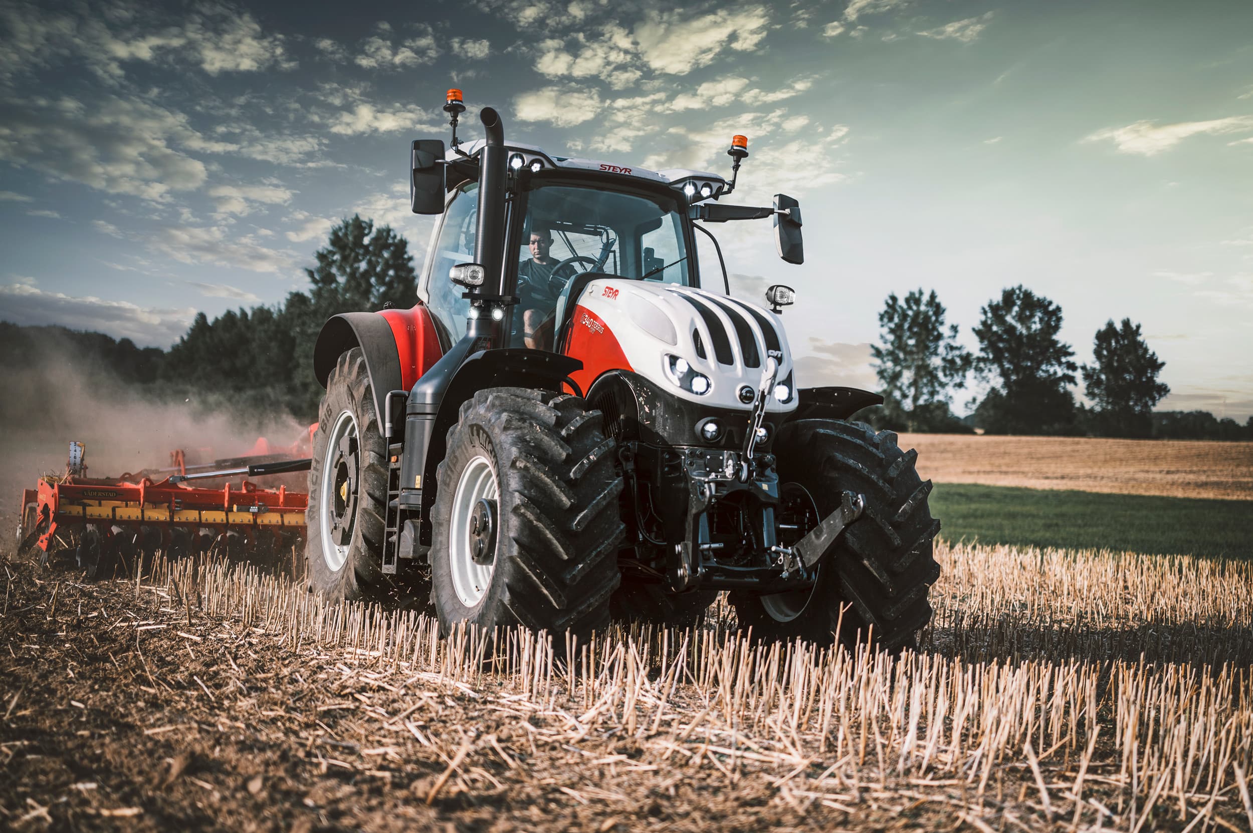 De vernieuwde Steyr Terrus CVT, met verbeterde bediening en nieuwe keuzepakketten voor technologie en comfort, is verbonden met internet en beschikt over zogenoemde Tech Packs. Via een app of website kun je zien hoe de trekker presteert en wat hij allemaal doet. Foto: Steyr