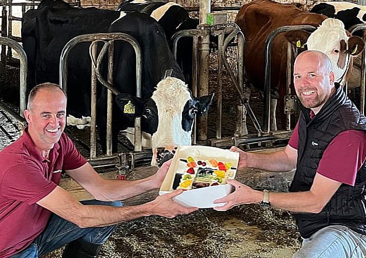 Melkveehouder Kees van Herk (l) met K&L Fokkerij-Specialist Pieter Koppelaar