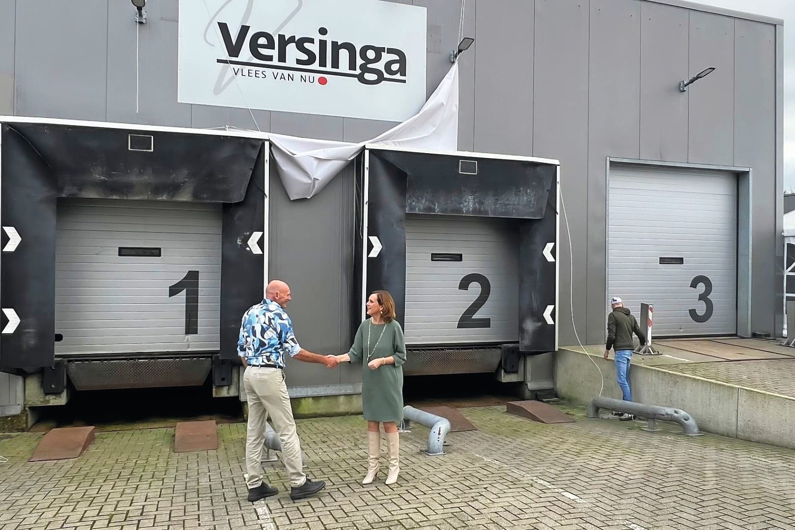 De nieuwe bedrijfsnaam en huisstijl van het in Wolvega (Fr.) gevestigde bedrijf Versinga werden onthuld door waarnemend burgemeester Stieneke van der Graaf van de gemeente Weststellingwerf en mede-eigenaar August de Jong. Foto: Liza Bruggeling