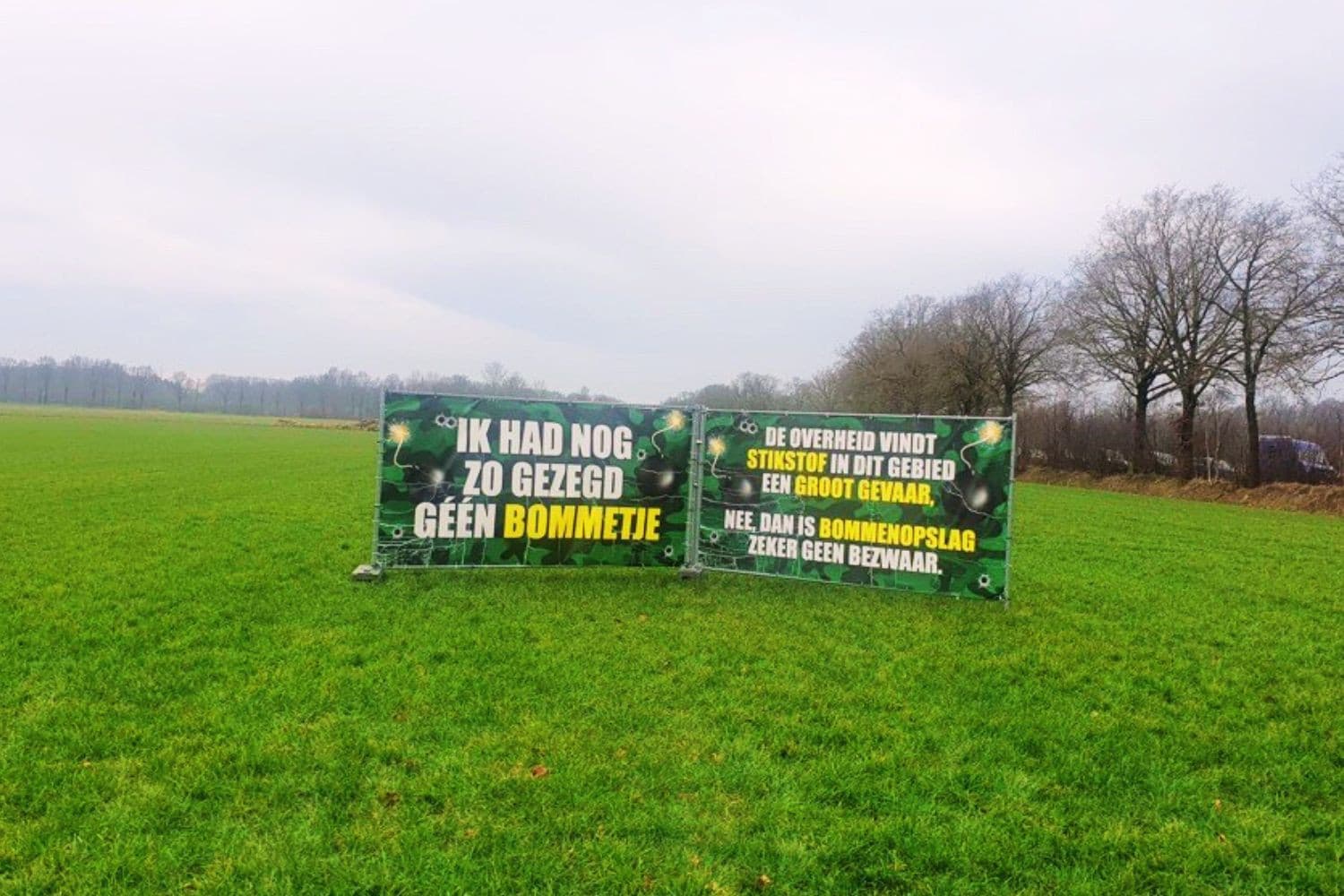 Protestborden in Agelo (Ov.) tegen de komst van een munitiedepot. Deze agrarische locatie is inmiddels afgevallen; Defensie kiest nu voor Staphorst (Ov.). Foto: Martijn ter Horst