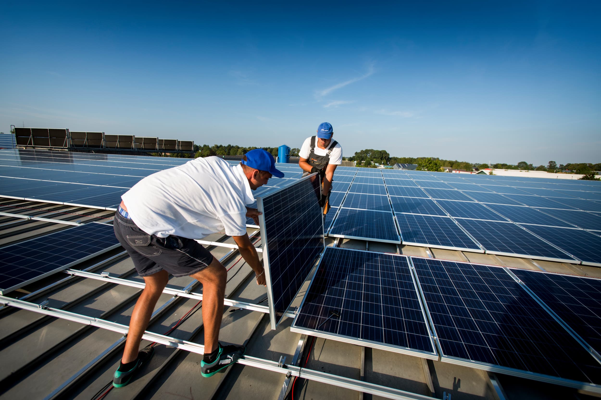 Leggen van zonnepanelen. Zonnepanelen zijn onderdeel van het gebouw en geen zelfstandig bedrijfsmiddel. Foto: René den Engelsman