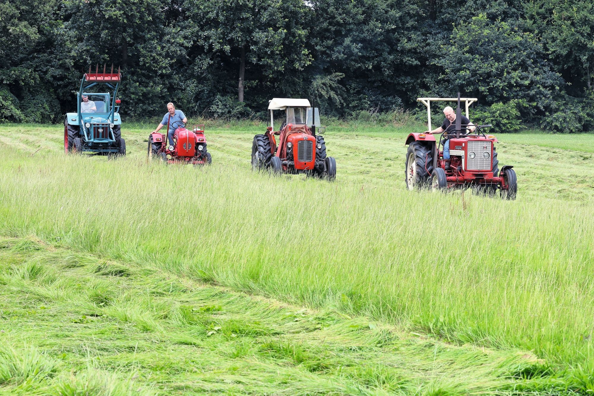 De tweede trekker wordt bestuurd door Jan Regelink. Om hem heen zag hij de trekkers steeds groter en zwaarder worden. Op het bedrijf thuis bleef hij voor veel klussen de MF 35 gebruiken die zijn vader ooit tweedehands had gekocht. Foto's: Arjan Wijnstra