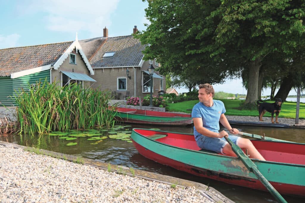 Het bedrijf ligt op een eiland, vervoer van en naar de vaste wal gaat per boot. Om bij zijn auto te komen, gebruikt Lucas altijd de roeiboot. Voor de machines hebben ze een eigen kabelpont.