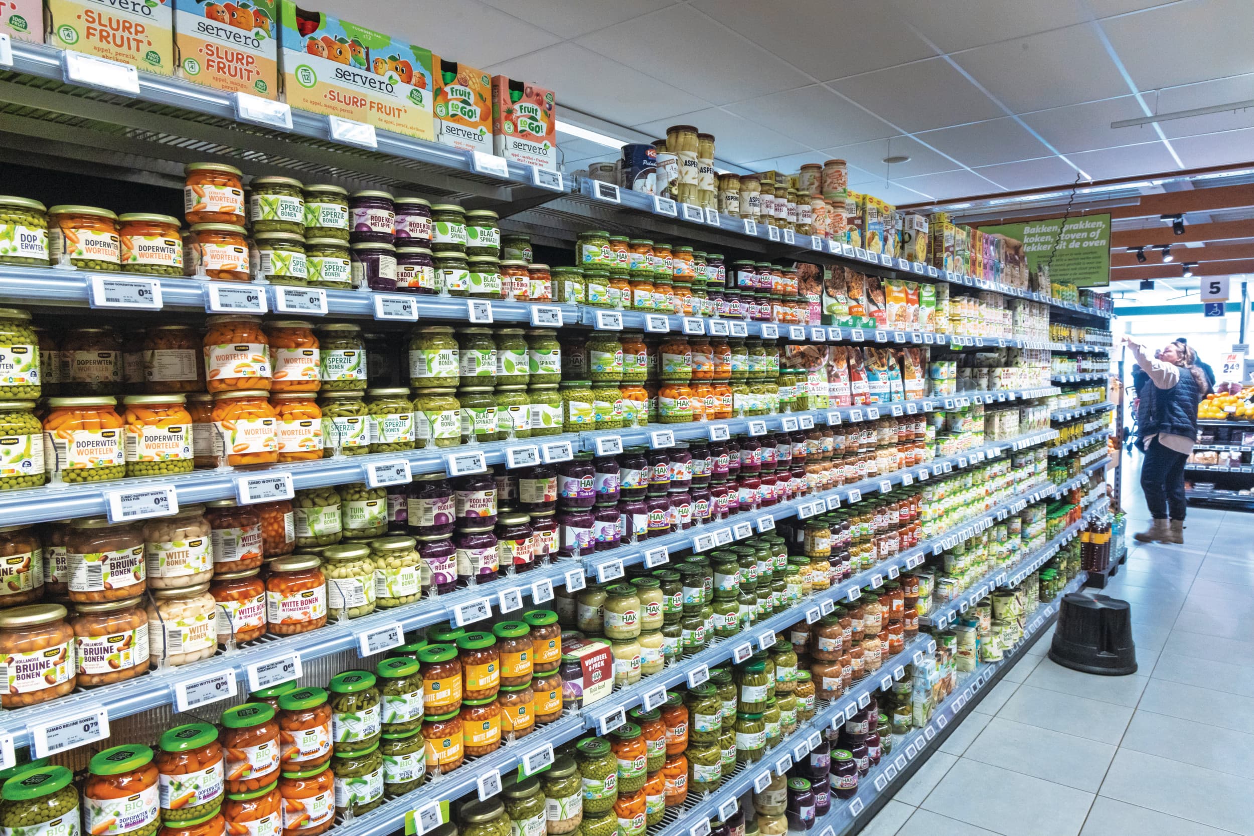 Supermarktschappen in Nederland zijn eigenlijk altijd vol. De aandacht voor voedselzekerheid verslapte daardoor. Met de nieuwe geopolitieke situatie, komt er meer oog voor voedselvoorziening. Foto: Koos Groenewold