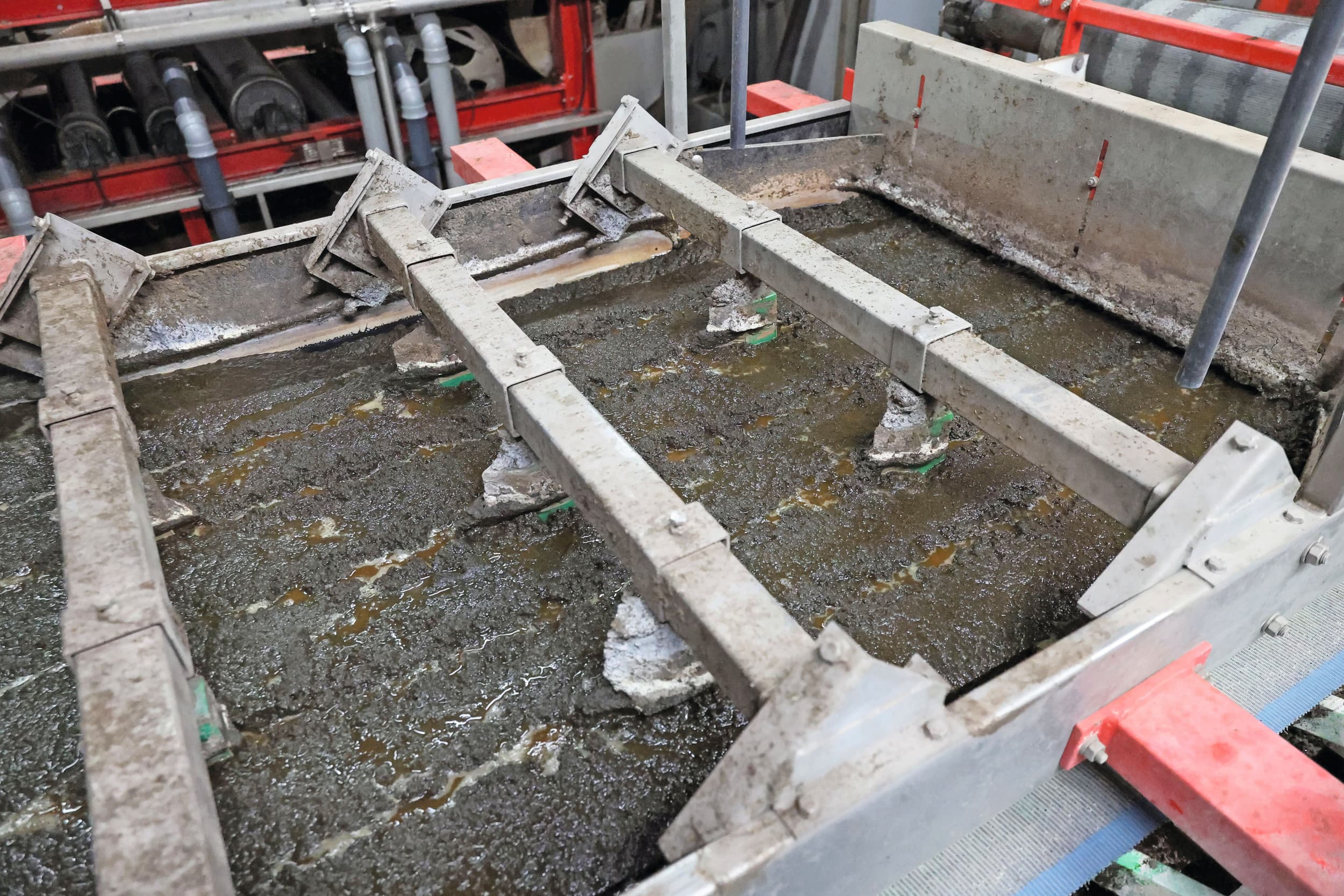 Bewerking van varkensmest bij Orgamex in Sterksel. Volgens Mestgezant Raymond Knops is er in Nederland geen duidelijk overzicht van hoeveel mestverwerkingsinstallaties er zijn. Foto: Bert Jansen