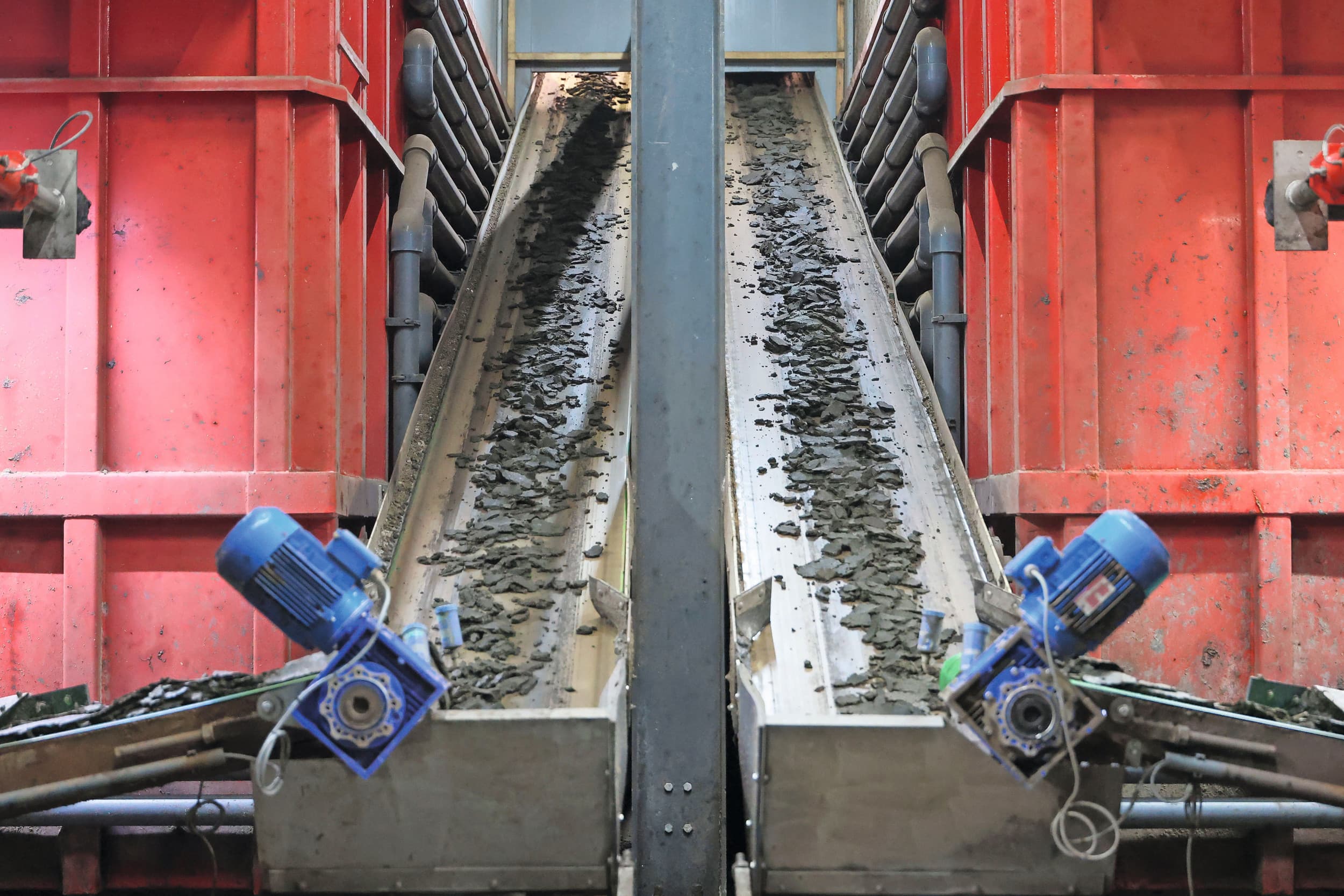Mest scheiden in dikke en dunne fractie, in dit geval varkensmest. De vervolgstap, omgekeerde osmose, is een bekend procedé. Foto: Bert Jansen